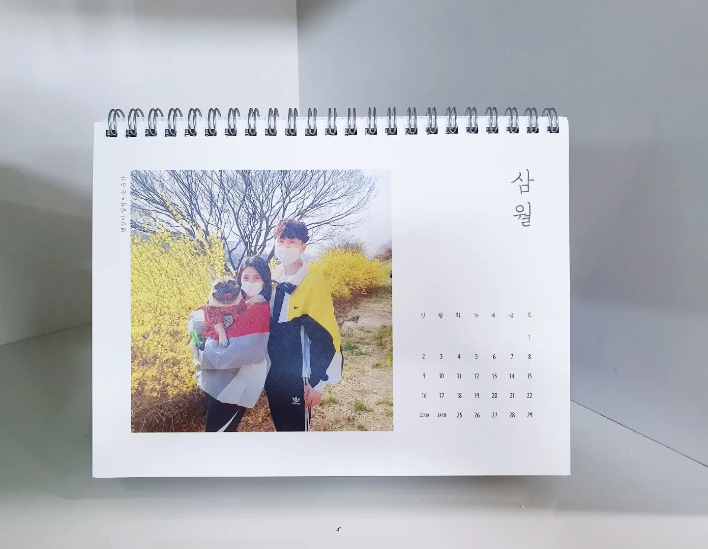 #협찬 #포토몬 #달력만들기
photomon__

하찌와의 추억들을 되돌아보며 앞으로도 함께 할 기념일들을 기록하며 내가 직접 만드는 2024년 달력🗓

포토몬 홈페이지 접속 후 예쁘게 만들어져있는 다양한 템플릿을 골라, 사진만 넣으면 뚝딱 완성되는 누구나 쉽고 간단하게 특별한 커스텀 달력 제작가능!

- 오래된 5년 전 폰카 사진들도 재질좋은 달력에 흐리거나 깨지지않고 선명하게 인쇄되어 빠른배송🚀

- 생일, 기념일 등 다양한 폰트로 더 특별하게 만든 달력이 올려져있는 식탁에 앉을때마다 미소가 지어지는 소소하지만 행복한 일상을 담은 달력은 선물용으로도 최고🎁

#강아지달력 #선물용달력 #달력제작 #커스텀달력 #연말선물 #멍냥두컷