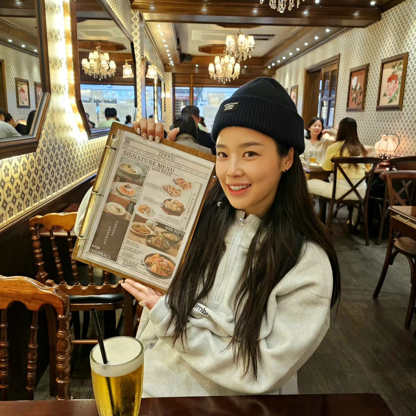 #협찬 술꾼러 구찌맘 10 월 끝 조지자!

제가 한국 오자마자 찾았던 건
역시는 역시 술이죠 술🥃ㅋㅋㅋ

그 중에서도 울 짝지가!
디자인에 참여했었던 금별맥주⭐️에 다녀올 기회가 있어
안주빨 제대로 세우고 왔습니다!

안양역 1번 출구 도보 5분 거리!
흔히 유명한 안양 1번가 메인 거리라
찾기도 가기도 넘 쉬운 곳이었습니다👏🏻

짝지가 작가였어서가 아니라 ㅎㅎㅎ
인테리어는 앤틱×세련 분위기라
따뜻한 느낌으로 사진도 잘 나오고 
데이트, 친구 모임에 딱인 곳 ❤️

뭐니뭐니해도 주점이면 안주잖아요?
금별맥주야 워낙 안주로 유명하지만!
그 중에서도 정말 꼭 드셔야 하는 건
👉🏻 토마토 해물 파스탕
👉🏻 단팥 아이스 홍시

진짜 술이 술술 넘어갑니다👍🏻
파스탕에 한 잔 넘기고
홍시로 쓴 맛 재우고
또 한 잔 넘겨주고...
어찌 알았냐고요?
저도 알고 싶지 않았어요..🤦🏻‍♀️

✔️ 경기 안양시 만안구 안양로292번길 35 1층
(안양역 1번출구 310m)
✔️ 영업시간 15:00 ~ 05:00
 
#금별맥주안양일번가점 #안양술집 #안양맛집 #안주맛집 #존맛 #분위기맛집
