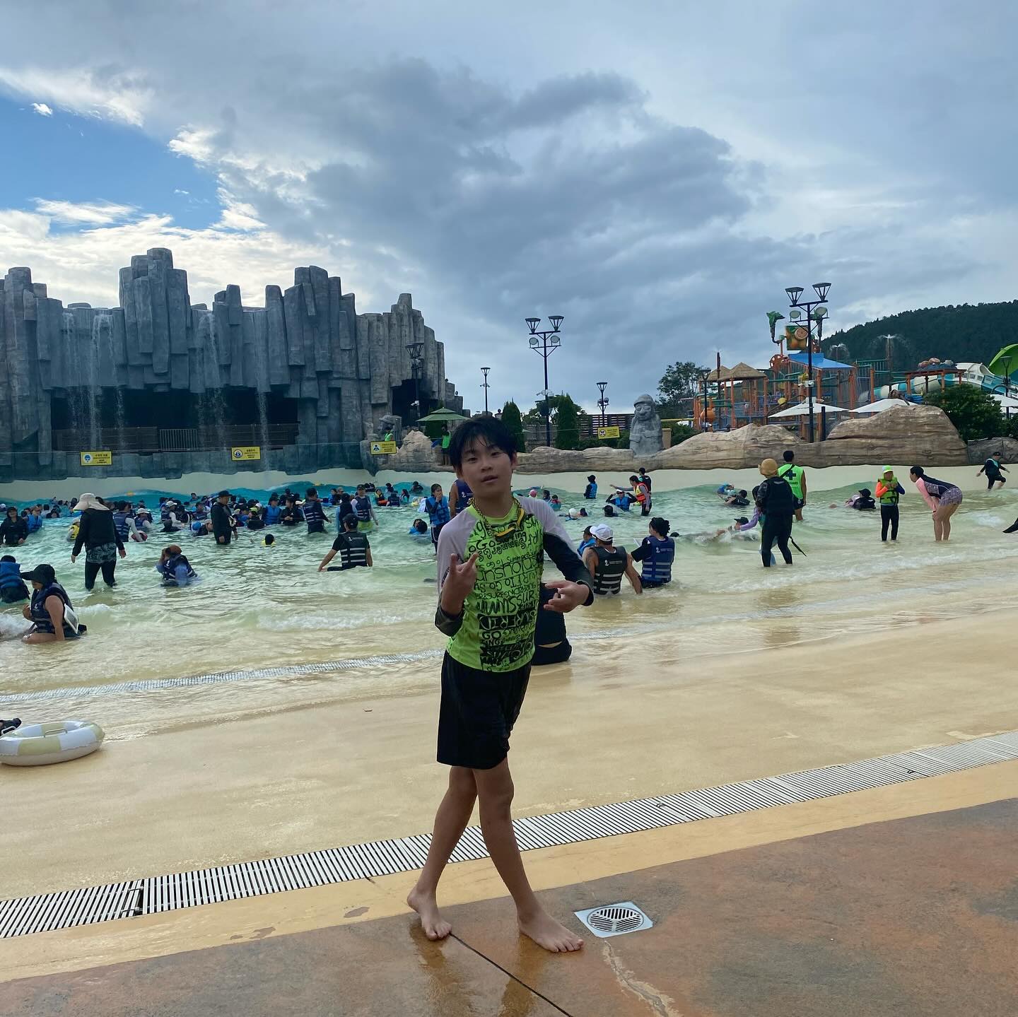 신나게 잘놀았다!!

#여름방학
#마지막물놀이
#안왔으면클날뻔
#행복한하루