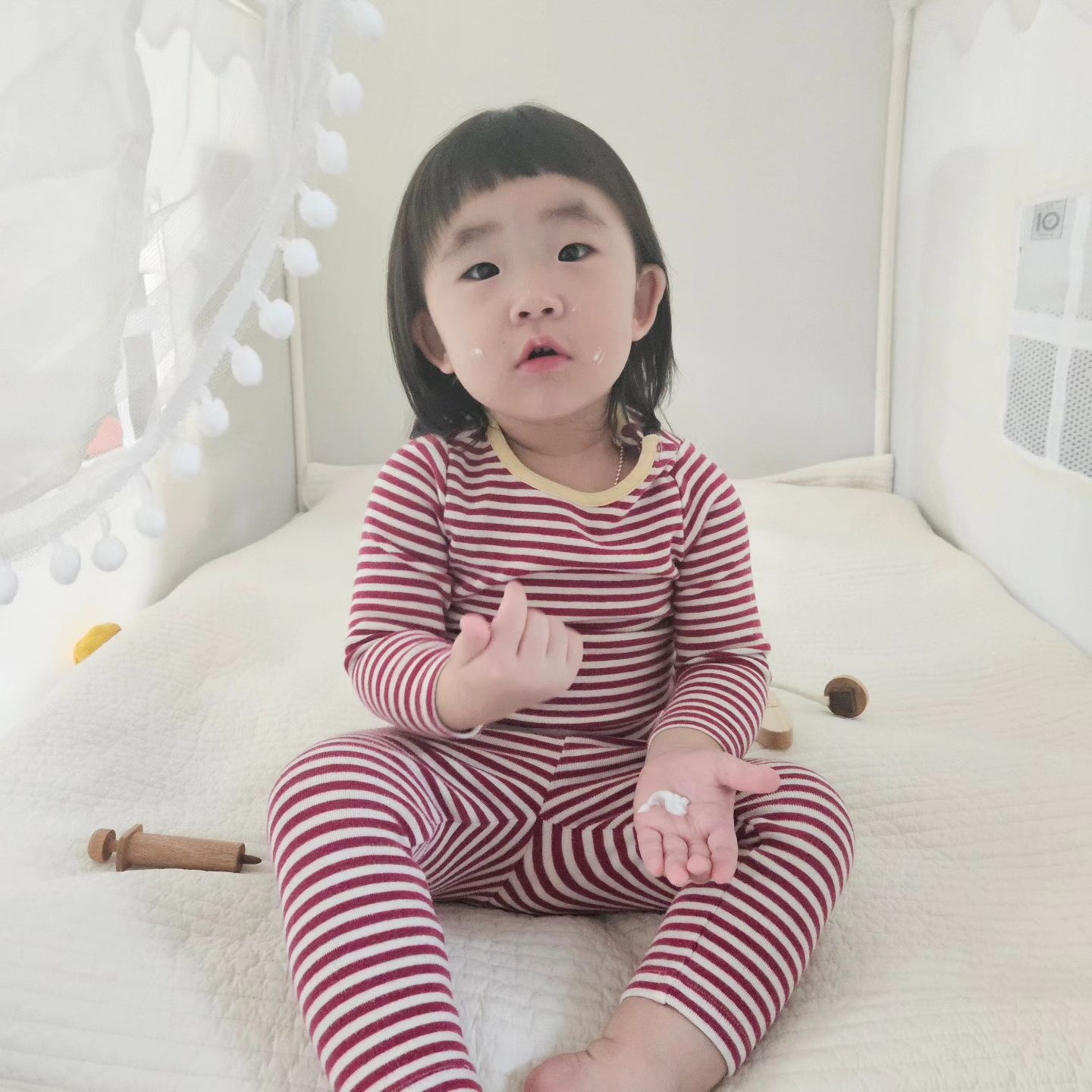 아기가 몸을 긁는다면 크림부터 바꿔보시길 #협찬
ෆ 일리윤 MD 레드이치 케어크림

계절이 바뀌며 온도가 오르락내리락하는 환절기
가장 무서운 건 바로 아기 피부문제💦
특히나 연약한 피부장벽때문에 쉽게 문제가 생기는데
그 중에서도 가장 잦은 건 바로 피부 가려움증

벅벅 긁다보면 몸에 생채기도 잦고
흉도 남고 엄마는 속상할 뿐🥹

피부과도 가봤지만 그조차 한때였는데.
이번에 바꿔본 가려움 방지 크림덕을 톡톡히 봤다❤️

일리윤MD 레드이치 케어크림은
✔️소아과피부과 테스트 완료
✔️식약처 심사 완료된 가려움 개선 기능성크림
✔️22년 화해어워드 1위

요것만 봐도 신뢰감 뿜뿜이라 좋았는데,
막상 발라보니 더 좋아.....❣️
산뜻한 마무리감 덕분에
샤워 후 크림 바르고 바로 기저귀와 옷입혀도
끈적이지 않고 깔끔해🫶

일리윤 크림 발라주고 위에 바디오일 한번 발라줬더니
일주일정도 되니 빨갛던 피부는 어디갔느뇨
긁지도 않아 가려움증에서 탈출.

#일리윤 #아기보습크림 #유아보습크림 #가려움방지크림 #일리윤MD레드이치케어크림 #아기가려움증탈출 #산뜻한마무리감 #아기크림정착