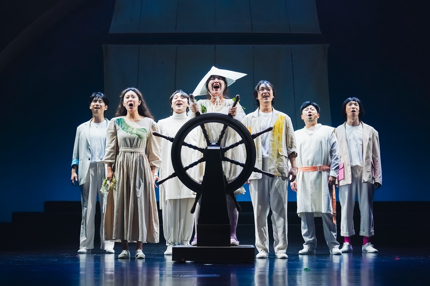 뮤지컬 The Tempest 리허설 사진🌊
음악 조감독, 1st 피아노로 참여한 공연이 끝나고
어제는 편한 마음으로 잠을 엄청 잔 것 같아요.
작년 6월, 7월은 밴드 라이브라 무대 뒤에 있었는데
이번엔 미리 녹음을 한 덕분에
카메라 가지고 가서 사진도 왕창 찍고
처음으로 관객들과 함께 즐길 수 있었네요.
배우들의 앞모습을 본 것도,
제가 연주한 음악을 객석에 앉아서 듣는 것도
다 신기하고 새로운 느낌이었습니다. 즐거웠어요💕