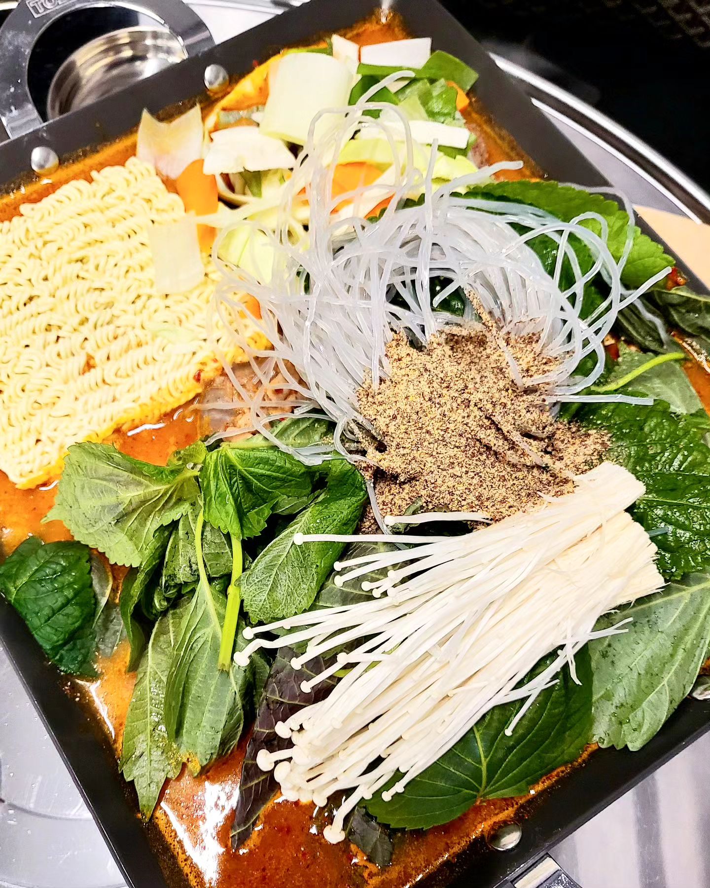 #어제저녁

동해 갔다가 오는길에 순대곱창볶음이 먹고 싶어
안산 숨은 맛집 순대에 반한 곱창 고고😃

달미역에서 10분 거리에 있었고
먹자 골목 상권에 위치하고 있답니다

순대곱창, 곱창전골, 오삼불고기, 쭈삼불고기
많은 메뉴들이 있지만 오늘은 순대곱창볶음이다🤗

순대곱창볶음에 소주가 빠질 수 없죠?
소주 1+1 이라는 대박이벤트🙈

순대에 반한 곱창 안으로 들어서면 바로 있는
실외 같은 실내도 분위기 좋아요
난로를 틀어놔서 안쪽보다 더 따뜻한 느낌이네요

기본 반찬도 깔끔하게 잘나오고
순대곱창볶음 양도 진짜 많이 주세요😍

순대도 당면 순대 아니라 진짜 맛있고
곱창은 돼지곱창인데 잡내 1도 없어서 놀랬답니다

배부른데 맛있으니 술술 들어가는데
볶음밥까지 마무리 했네요:)

순대곱창이 땡길 땐 순대에 반한 곱창이 진리❤️

👉 순대에 반한 곱창
경기 안산시 단원구 선부동 1103-2 순대에반한곱창 1층

#순대에반한곱창 #안산맛집 #안산선부동맛집 #선부동맛집 #안산곱창전골 #안산곱창볶음 #안산순대볶음 #안산순대전골 #안산순대곱창전골 #안산순대곱창볶음 #선부동순대곱창볶음 #선부동순대곱창전골 #제제부부💕