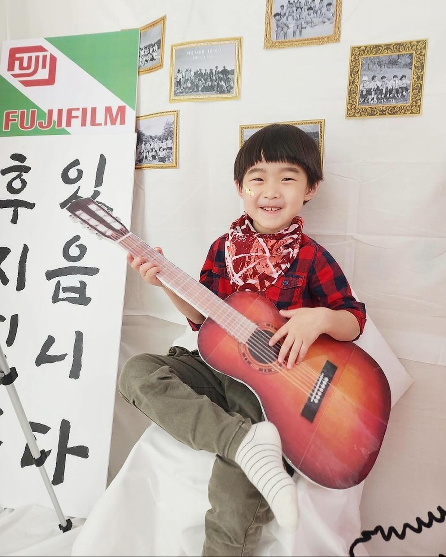 #그때그시절❤️ #복고데이🕺 #레트로뿜뿜📻 

우리 첫찌👦🏻💕 어린이집에서 복고 데이 하는 날🩵

옷장에 레트로한 옷들 찾느라 엄빠 동분서주!!🏃🏻💨
구석구석 뒤져서 귀염귀염 체크 셔츠 찾았다뤼~!!🫰✨

아빠 어릴 때도 요런 체크 셔츠 입고 찍은 사진 있는데❤
입혀놓고 보니 아빠를 똑 닮은듯한 모습에 사랑뿜뿜!!😍😍

복고풍 체크 셔츠 입고 포인트로 밴드하나 붙여주면 완성 🙌

어린이집에서 우리 아이들을 위해 많은 준비를 했네요 👏👏
그때 그 시절을 떠올리는 추억의 장소 재연과 정겨운 소품들🎈

알찬 행사 덕분에 우리 아이들에게도 엄마 아빠에게도~
잠시나마 옛 추억이 새록새록 뜻깊은 시간이 되었습니다.😻😻

#어린이집🐥 #복고데이행사😎 #라떼는말이야☕️🐴 
#포토존완전굳굳✨ #아빠도가고싶다😂 #추억돋네☺️ 
#또다른추억이될오늘🥰 #항상건강하고행복하자❤️🌸