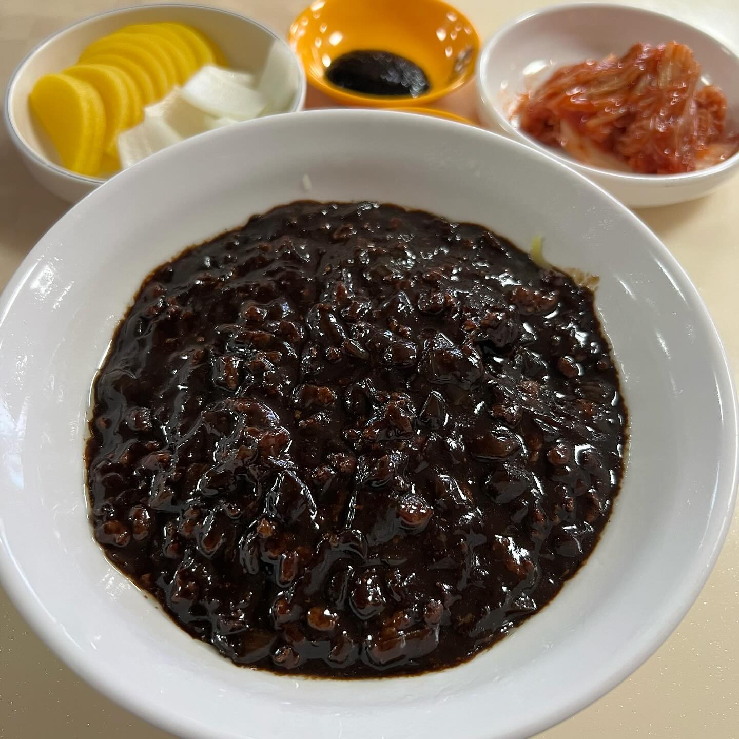 웨이팅 중국집 #쌍흥원
유니짜장이랑 짬뽕이랑 탕수육
주말 오후 2시
15분 정도 웨이팅 있었어요
음.. 기대를 많이해서 그런가?
그냥 그랬어요 ㅋㅋ
탕슉은 부먹으로 나오는데
천천히 먹는 나는 시간지나니 눅눅🥲

헤비한거 먹었드니 아메리카노 땡교..

#평택중국집 #평택중국집맛집