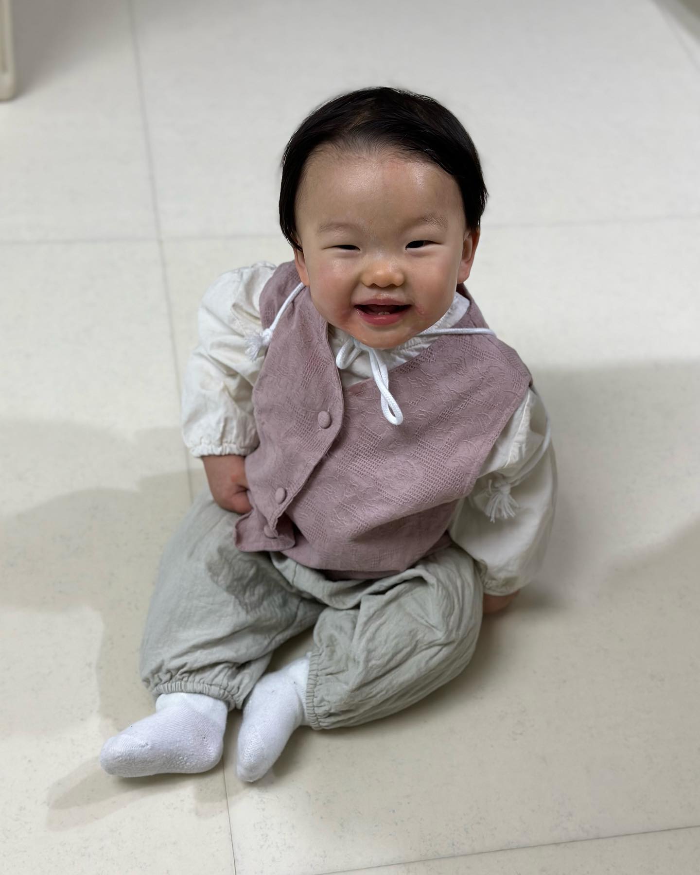 #생후438일 #설날 
우진이라는 존재로 인해 웃음가득했던 순간의 기록
영상으로 남아서 정-말 다행이다 사랑해, 소중해 우리아가ᰔ 

1-2. 할아버지댁 가기 전, 설날맞이 의상 착용컷🕶️✨
3. 완벽한 세배는 아니었지만! 그 마저도 귀엽고 사랑스러워🥰
4-7. 우진이의 첫 설날엔 바구니카시트에서 잠만잤었네🤣 
앨범 돌아보다 귀여워서 올려보기🫶🏻