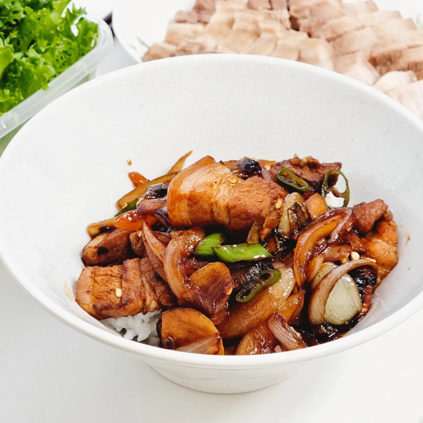 #협찬 으로 #삼겹살데이 맞이
#오겹살수육 신나게 쿰척대보았다!

구이용도 너무 맛있게 먹었던
#미트웍스 #오겹살
두툼한 수육용을 3일전부터 해동해서
오늘 드디어 🥩수육으로 삶아봤지🎵

대파, 통마늘, 집된장
딱 요거 밖에 안넣었는데
원래 고기자체가 품질이 좋아서
냄새없고 깔끔했어서 그런지
너무 맛있게 됨..!🔥
스스로도 놀라는 그런 거 있좌나..?!

부드러운 살코기에
탱글탱글한 삼겹살의 지방,
쫀득쫄깃한 오겹살의 껍데기 까지
삼박자 아주 환상적!

1kg 삶아서 양이 많아서
수육으로 썰어먹고
한두덩이는 썰어서 볶아서 
#수육덮밥 해먹었지 ㅋㅋ
그래도 남아서 내일 아침도 수육이다!
아침부터 아주 든든하겠구만 ㅎㅎ

쫄깃하니 맛있는
오겹살수육 돼지고기는 ✨️미트웍스✨️에서 고고!