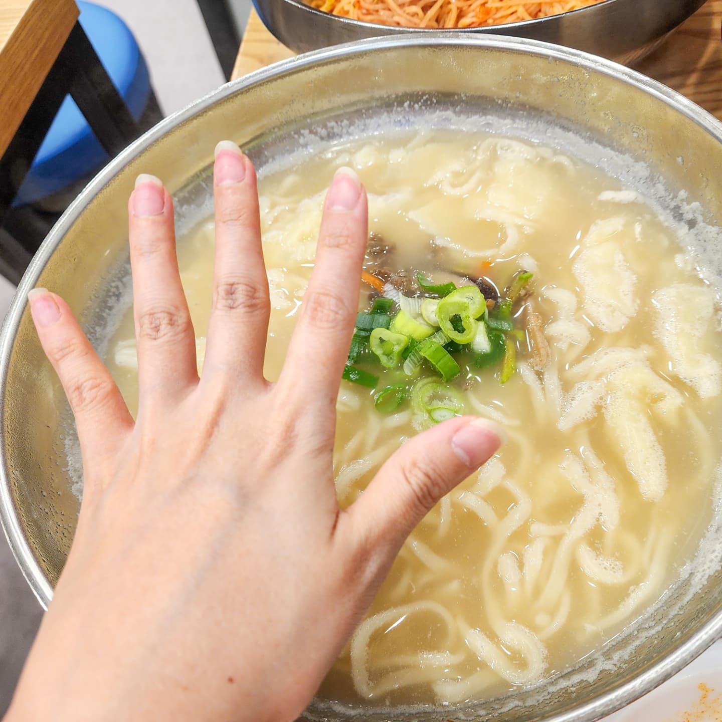 은쥬 언니랑 먹부림ㅎㅎ
저번에 매진으로 못 갔던 밀숲 다녀옴
아니 근데;; 칼국수가 이렇게 클 일이야?
김치도 맛있었고 칼국수도 맛도리였음
만두가 한판에 3,000원이라니😝

📍밀숲 야탑점

#야탑칼국수 #분당칼국수 #야탑맛집 #아턉역맛집 #분당맛집 #점심맛집 #가성비맛집 #분당만두 #야탑만두 #만두맛집
