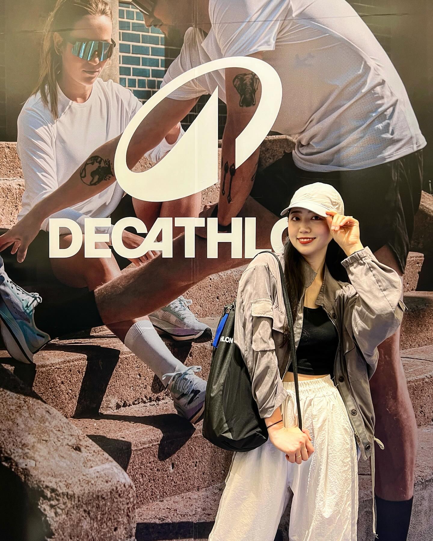 X decathlon_korea 
모자 새로 샀는데 어때요 ? 단 돈 6800원 😉
스포츠 가성비갑 브랜드 ‘데카트론’이 판교 현백에
팝업스토어 오픈했다고 하길래 신나게 놀다 왔어요 !!

-

📍 현대백화점 판교점 4층 데카트론 팝업스토어
🕥 영업시간
* 월-목 10:30 - 20:00
* 금-일 10:30 - 20:30
🎊 EVENT 기간 : ~5/2(목)까지

🎊 EVENT 1 : 꽝없는 룰렛
✔️ 구매 1건 당 1회 한정
✔️ 미니백팩 / 온오프라인 10%할인쿠폰

🎊 EVENT 2 : 데카트론 블루백 무료 증정
✔️ 1인 1개 한정
✔️ 데카트론 멤버십 가입 시 제공

🎊 EVENT 3 : 스포츠 3종 챌린지
✔️ 탭볼10회, 밸런스보드10초, 푸쉬업바1분
✔️ 참가 시 블루백 증정, 성공 시 5% 즉시 할인 제공

🎊 EVENT 4 : 오픈런 경품 무료 증정
✔️ 오전 10시 30분 오픈시간에 맞춰 팝업 방문자 중
데카트론 멤버십 가입 선착순 30명에 한해 경품 증정
✔️ 1차 경품) 셀프 안마기 증정 (4/19-4/22)
✔️ 2차 경품) 트래블캡 모자 증정 (4/26-4/29)

🎊 EVENT 5 : 이강인 친필 사인볼
✔️ 팝업 기간 동안 구매금액 합산 구매왕 고객에게 증정
✔️ 구매왕 1등) 이강인선수 친필사인 킵스타 축구공
✔️ 구매왕 2등) 킵스타 리그왕 공식 축구공

#데카트론 #데카트론팝업 #decathlon