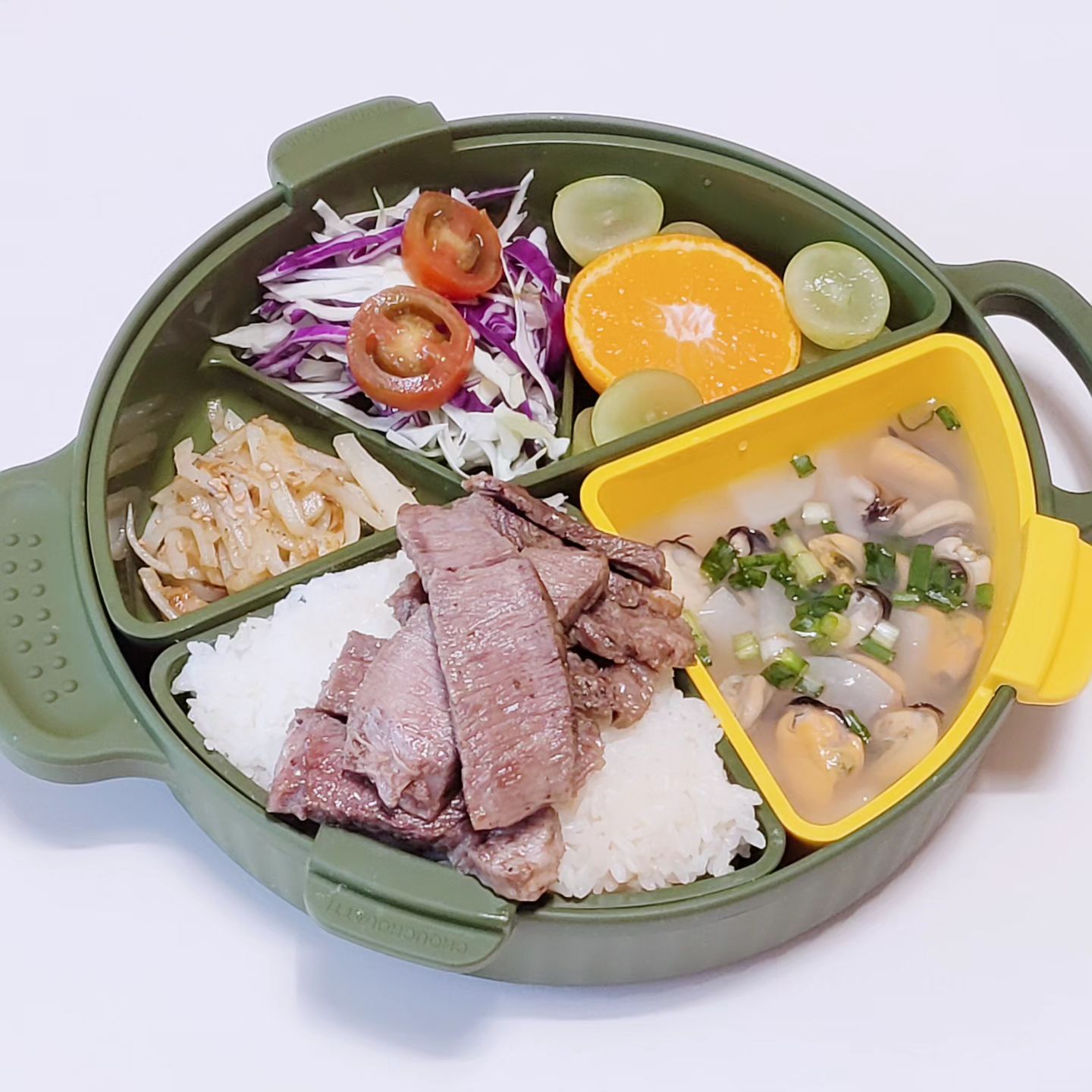 #별해유아식 #유아식 #워킹맘밥상
⠀
🍚🍴감자볶음,양배추샐러드,귤+샤인머스캣,소고기스테이크,홍합탕
⠀
( #7세식단 #5세식단)
⠀
이마트 쓱데이 다들 다녀오셨나요?쓱데이라 원플원도 잔뜩사고 싱싱한 해산물들도 사왔어요 :)소고기도 진짜 싸더라고요.싸다고 막 담았더니 20만원 실화인가요....근데 이제 장보면 20만원은 그냥 훅훅 나가요.
⠀
소고기스테이크용 등심 한덩이사서 구워주고 남은 소고기는 다져서 볶음밥 해먹었어요.저희 집 아침은 죽이거나 볶음밥이거나 주먹밥이거나 그래요.아침용으로 볶아서 냉동실로 🤣🤣🤣그래도 애들은 잘먹습니다 ㅋㅋㅋㄱ아침까지 챙기기 힘들어서 자꾸 편하게 차려주게 되네요🤦‍♀️
⠀
아니....별이가 자꾸 야구가 하고싶다고해서 얼마전 초등학교 야구부에 다녀왔어요.추운데 손도 시려웠을텐데 2시간을 넘게 끝까지 형들이랑 훈련을 같이 했네요.물론 형아들이 잘 이끌어줘서 💙 애들 인사성도 진짜 좋고 다들 순박하고 너무 귀여운데 찬별이 가르친다고 서로 아웅다웅 하는 것도 웃기고ㅋㅋㅋㅋㄲㅋㅋ근데 저보다 키큰 것도 웃김요ㅋㅋㅋㅋㅋ찬별이가 대놓고 "엄마 저 형아들이 엄마보다 키크더라" #조용하자,아들아
⠀
그래서 결론은 별이의 초등 진학을 앞두고 매우 고민중이랍니다ㅎㅎㅎ하고 싶은게 있다니 응원해 주고 싶은데 걱정도 되고 가까운 학교는 아니라 더 걱정되고...그냥 평범했으면 하는데 역시 평범이 제일 어렵네요ㅎㅎ
⠀
이래저래 고민이 많은 밤,다들 굿밤 되세요.고민은 제가 할게요👊👊👊❤️‍🔥❤️‍🔥❤️‍🔥ㅋㅋㅋ
⠀
✔️넘나 고급진 식판은 #슈슈아띠 멀티플레이트 chouchouatti_
⠀