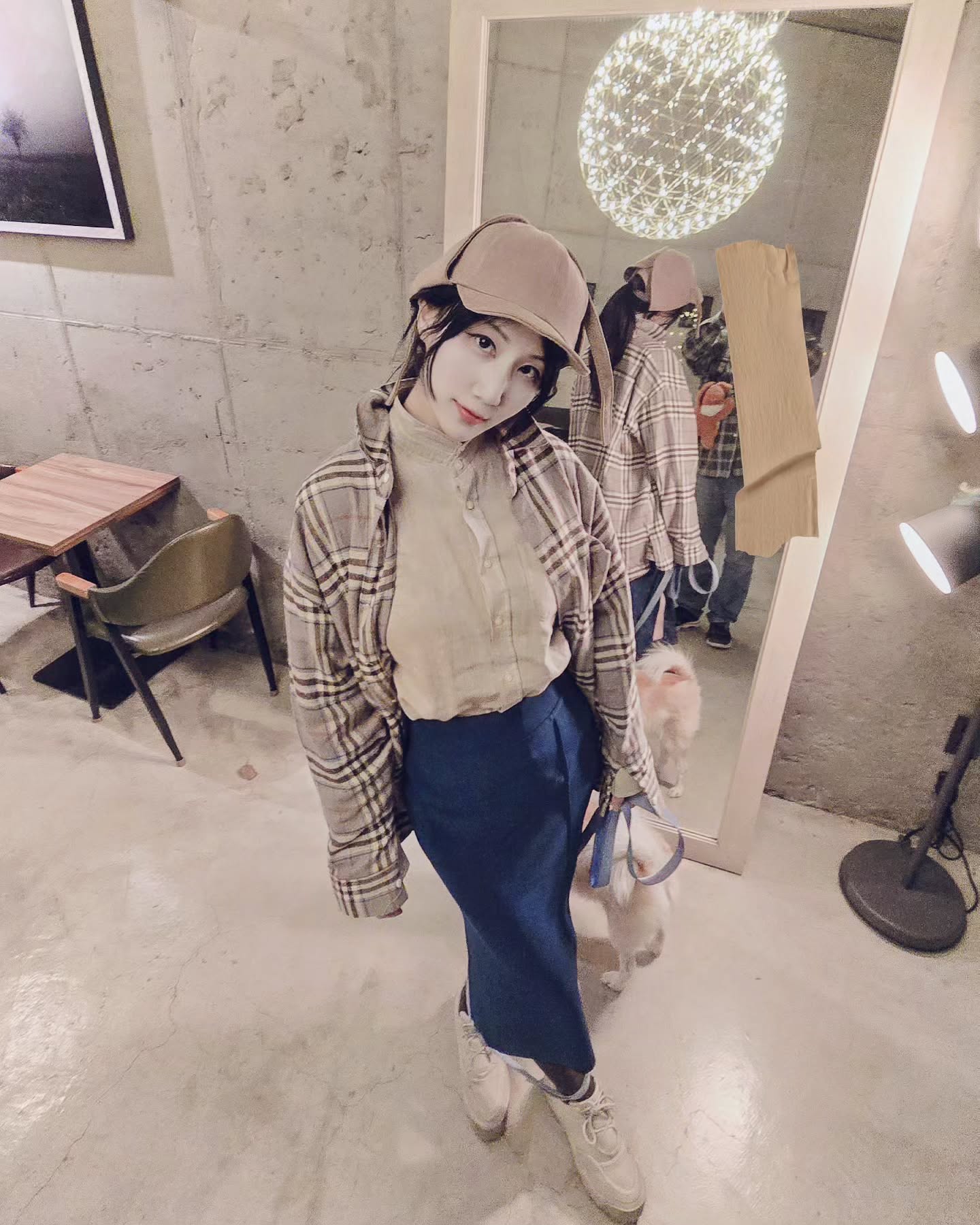 🪄Color Magician🤎💙카이라's 오늘색감🤎💙내가 개인적으로 손발이 추울 때, 선택하는 색상조합🎨브라운+네이비🎨심리적으로도 안정되고 따스해지는 나만의 조합으로, 2015년에 개업한 음악학원 인테리어 색감이기도 해요.
🙋‍♂️ 체크남방 속 연브라운 셔츠는 남동생이 입던 거 내가 물려(!)입음

🪄Color Magician🤎💙Caira's Color of the Day🤎💙

#오늘의색 #오늘의코디
#색상조합 #색감코디 #쉬운코디 #코디추천
#가을색 #가을코디 #가을치마 #가을셔츠 #가을스타일링 #체크셔츠 
#인스타뷰티 #인스타코디 #인스타패션 #코디스타그램 #패션스타그램 #옷스타그램 #패피 #데일리패션 #패션디자이너이가영 #파즈뮤즈 #FAZMUZ
#kstyle #koreanstyle #kfashion #koreanfashion
#사지말고입양하세요 #유기견구조 #유기견입양

🪄Color Magician🤎💙Caira's Color of the Day🤎💙