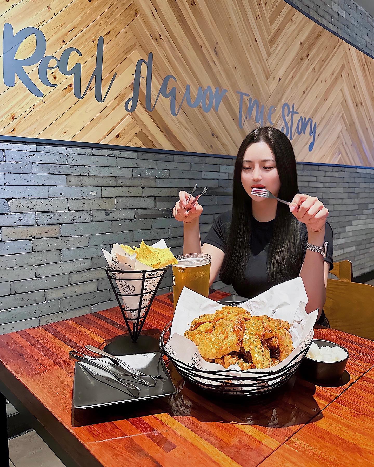 #광고
저의 최애 치킨 교촌 허니시리즈가 빅사이즈인 허니점보윙으로 나온거 알고 계시나요❔달콤 허니 소스에 갈릭을 더해 치맥하기 딱 좋은 겉바속촉 단짠단짠이랍니다🤤🍯🍻점보윙이라 뜯는 맛도 최고!
 ⠀ ⠀ ⠀ ⠀ ⠀ ⠀
오늘도 교촌치킨 때문에 다이어트 실패했지만 얼른 레드시리즈, 교촌시리즈도 점보윙으로 출시해주세요˃̵͈̑ᴗ˂̵͈̑ 교촌치킨 공식앱에서 허니점보윙이 바로 주문 가능하니 오늘은 치킨이닭🍗❤️
 ⠀ ⠀ ⠀ ⠀ ⠀ ⠀
#교촌치킨 #허니점보윙 #교촌허니점보윙 #교촌 #치킨 #교촌치킨추천 #교촌치킨신메뉴 #교촌신메뉴 #치킨추천 #치킨맛집 #치킨신메뉴 #먹방 #맛집