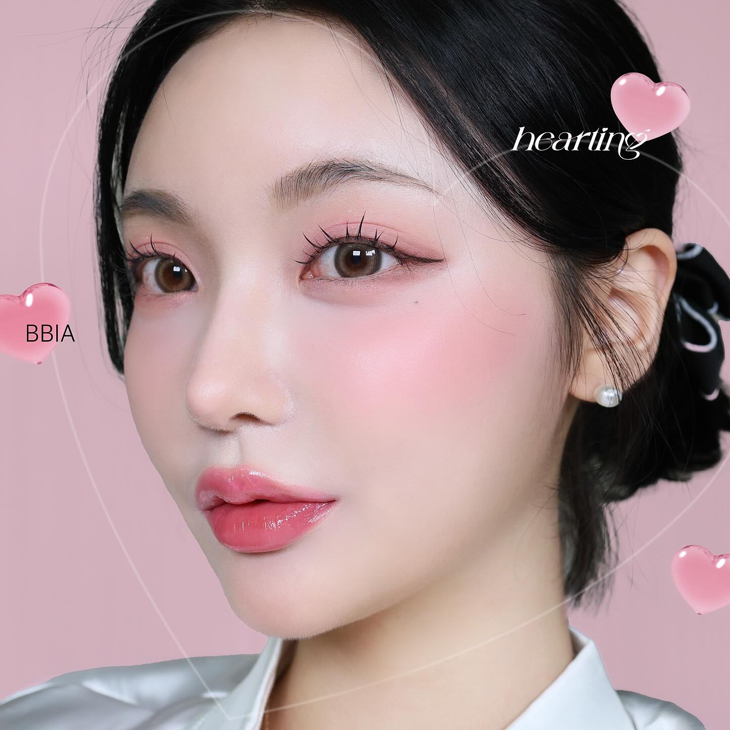 #제품제공 #삐아

💗Hearting edition💗
심장 뛰게 설레는 순간을 담은 핫팅 에디션

핫팅에디션답게 모든 컬러감이 
생기 넘치는 사랑스러운 컬러,,|ૂ�•ᴗ•⸝⸝)”
모두 신규컬러로 구성되어 있다,,.•♥

✨삐아 에센셜 아이 팔레트
03 유어핫팅
명도별로 아이섀도우 구성이 증말 알차다,,
가루날림도 없고 
팔레트 글리터가 이렇게 예쁘다고..?
색감도 글리터도 모두 완벽하다🥹🤍

✨삐아 오버 글레이즈 스틱
- 08 베리 글레이즈 
핑크와 레드가 적절히 섞여서 
생기 가득하게 만들어주는 핑크립💗
광택이야 말해모해,,
진짜 색감 너무 이쁨 🫧

- 09 리치 글레이즈
조금 더 차분한 핑크립🤍
내가 좋아하는 약간 미지근 핑크,,
절대 탁한 느낌 아니고 생기 가득🥹

✨삐아 레디 투 웨어 다우니 치크
- 07 다우니엔젤 / 08 다우니 로즈
캐시미어 텍스쳐의 크림 블러셔💖
진짜 발림성 미쳤음🥹🥹
발색도 너무 예쁘고 마무리가 블러리한🫧
모공을 가러주는 프라이머 블러셔라고 함
혈색도 넣어주는데 모공까지 가려주는 너 ,,.•♥

🫧프로모션 진행중🫧
(3.25~4.1 오전 11시까지)
🍒 에센셜 아이팔레트 -> 19,900원(하팅미러증정)
🍒 오버글레이즈스틱 단품 -> 9,900원
  오버글레이즈스틱 2set -> 16,800원(하팅미러증정)
🍒 다우니 치크 단품 -> 7,200원
  다우니 치크 2set -> 12,600원(하팅미러증정)