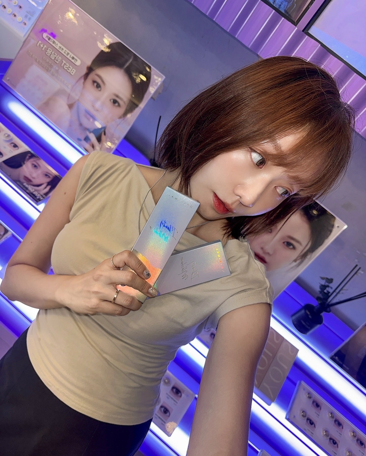 lensme_official
진짜 찐으로 내가 쓰는 렌즈라 안 갈 수 없었던🥹🫧
라벤더빛 가득~한 렌즈미 의정부행복로점에 방문했어요💜
이번 리뉴얼 오픈으로 쾌적하고 구경하기 좋아졌더라구요!

재가 이 날 착용해 본 렌즈는 프리미엄 라인 더블픽 원데이 시리즈인데요, 블론디 밀크초코가 제 원픽!
그래픽도 예쁜데다가, 2팩 구매시 5천원 할인된 33,000원이라 손이 안갈 수 없는 아이템이죠?
지나가시는 분들은 들르셔서 구경해보세요👀
 
#렌즈미 #렌즈미리뉴얼오픈 #고윤정렌즈 #더블픽원데이 #의정부 #렌즈미의정부행복로점 #의정부핫플 #셀카 #렌즈추천