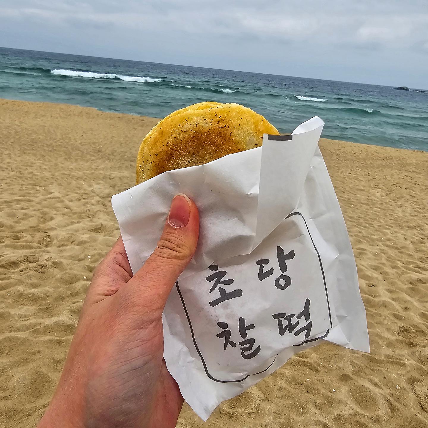 강릉오면 이거 꼭 드세요💕 #협찬

강릉와서 선물로 뭐 사가지? 고민하지 말고 여기 한번 와보세요!!

초당순두부 마을에 위치한 초당찰떡인데요😁

팬에 떡을 구워서 판매하는 구운찰떡과 부드럽고 쫀득한 초당찰떡을 판매해요!!

구운찰떡은 뜨끈뜨끈할 때 바로 한입 먹어봤더니 고소하고 쫄깃쫄깃!! 호떡 느낌도 나고 순식간에 흡입했어요❤️

초당찰떡은 흑임자와 인절미 베이스로 되어있는데 어쩜 이리 부드럽고 맛있는지ㅠㅠ 강릉오면 필수코스입니다!!

구운찰떡은 따뜻할때 바로 드시거나 1일정도 상온보관되니 최대한 빨리 드시고! 초당찰떡은 냉동보관하면 더 오래 드실수 있대요!!

쟁여서 마구마구 가져가자구요!!

#강릉선물 #강릉여행선물 #강릉 #강릉맛집 #강릉디저트