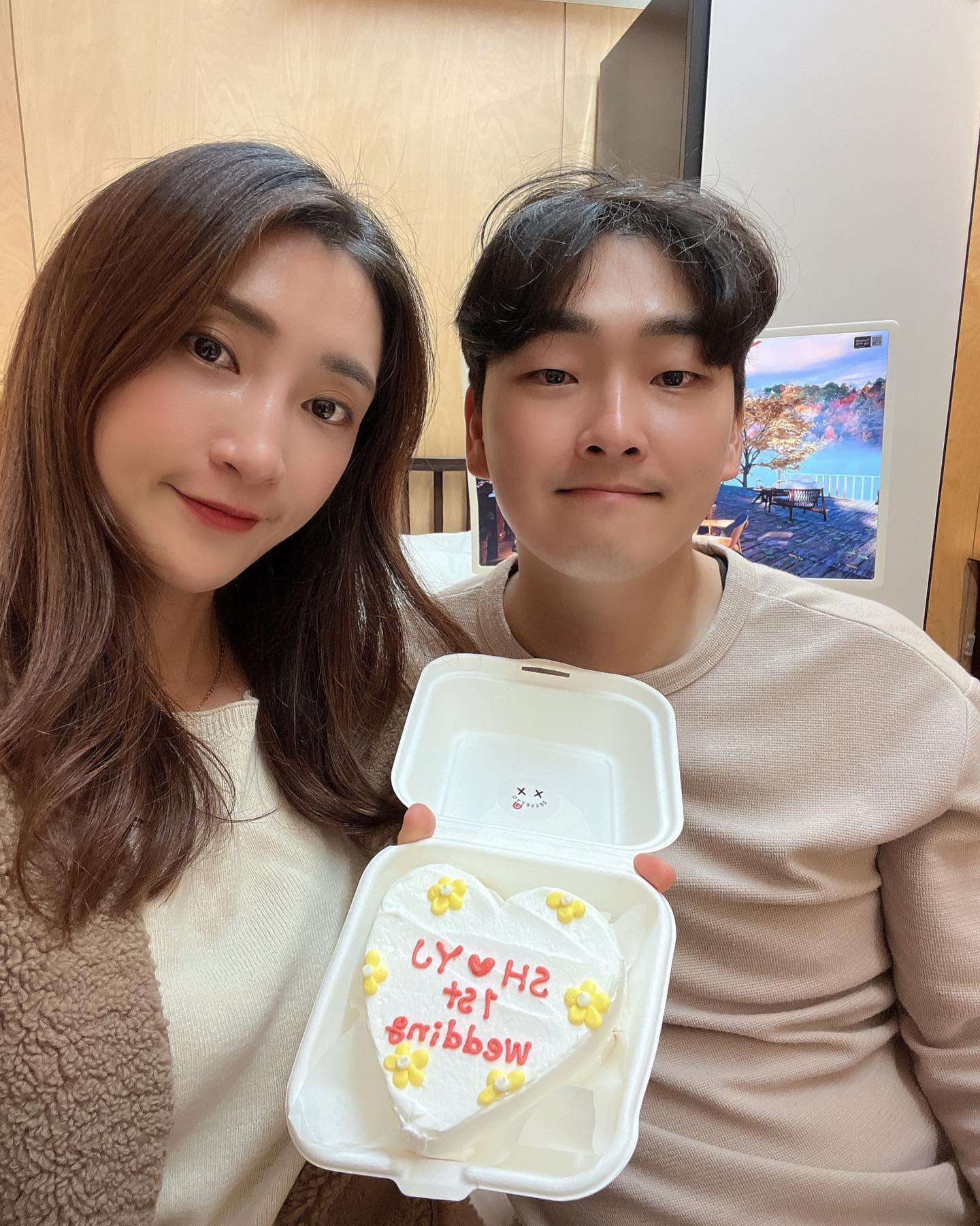 #결혼1주년기념여행 기록🍁
조용한 시골 숲속의 작은 독채펜션 스테이소꿉에서
가을가을한 단풍도 즐기고, 촌캉스 제대로 했당🍂

숙소는 아늑하고 작지만 정원이 넓어서 좋았던-!
동물원 구경도 하고, 저수지산책로 따라 산책도 하고,
밤에는 바베큐랑 불멍도 즐기고,
오빠랑 둘이 오붓하게 힐링하고 온 곳🤍
2023.10.29 - 2023.10.30
.
.
.

#광주근교 #광주근교여행 #광주근교펜션 #담양근교 #담양근교펜션 #전북 #순창 #순창숙소 #순창펜션 #순창커플펜션 #담양숙소 #담양펜션 #숲캉스 #촌캉스 #촌캉스숙소 #촌캉스펜션 
#데일리_분홍👫