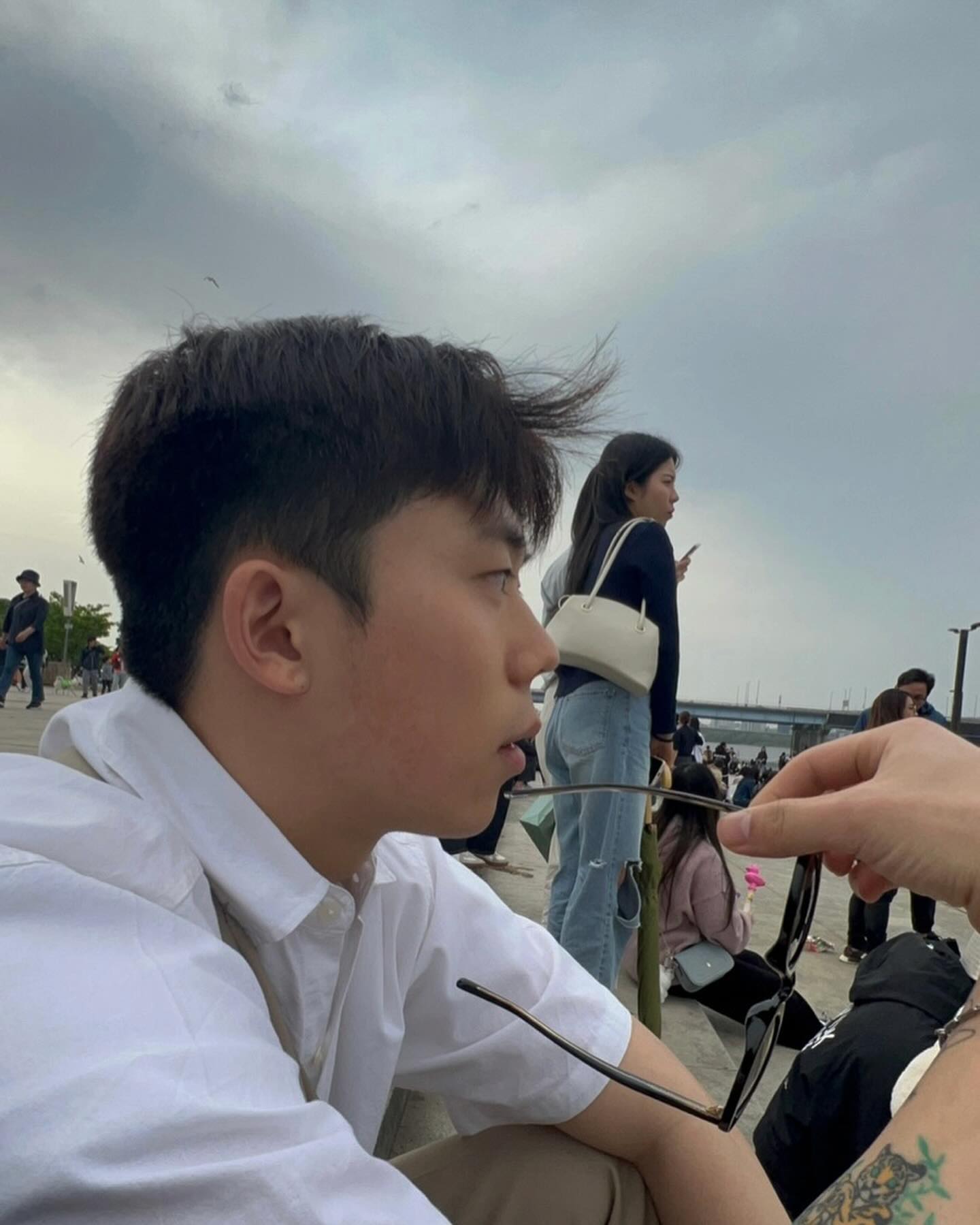 비 오는 날 찾아온 무당벌레 🐞
근데 손이 이쁘게 나와서 만조쿠데스