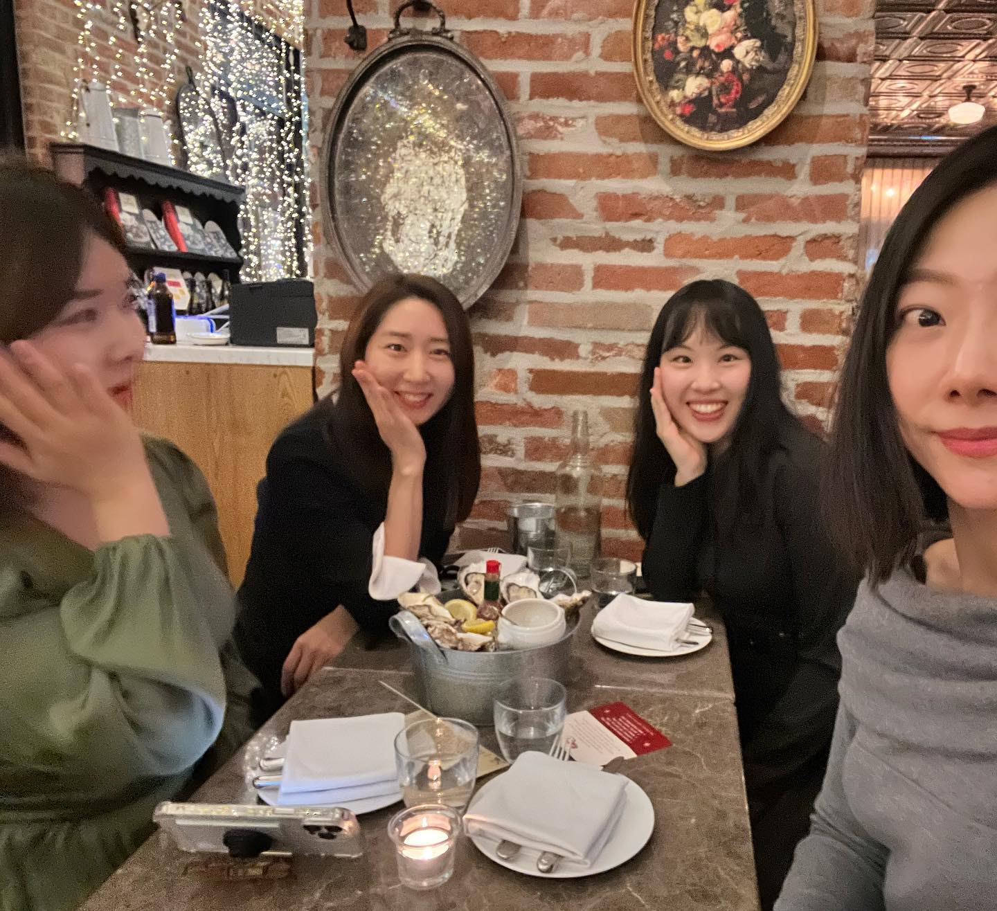 -
좋은사람들과 좋은시간 🤍

점점 찐친바이브로 가고 있는 우리 이팔사팡
올해도 공동육아 자유부인을 부탁해 ⭐️👍🏻

#2848 #컬쳐데이 #사랑스로미 #내좋내좋 
#자유부인 #얼마만의뮤지컬 #컴프럼어웨이
