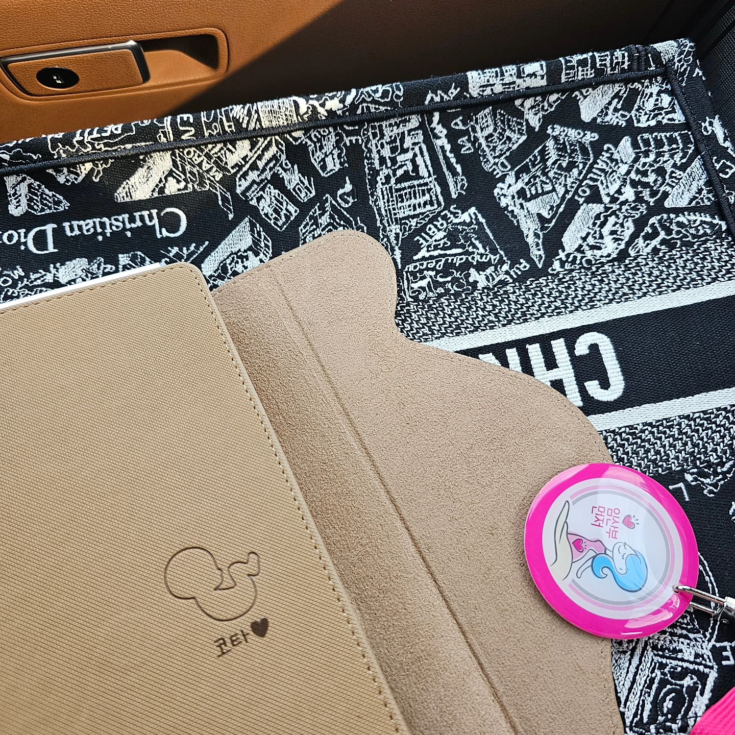 .
good bye2023 hello2024👋🏻
콩알만 하던 게 팔다리도 생기고 나름 사람 같아졌네
신기할 정도로 잘 놀고 있는 코타🐉 내년에 만나자❤
올해 마무리는 망년회 대신 #임밍아웃
#청룡띠맘 #11주0일 #허니문베이비