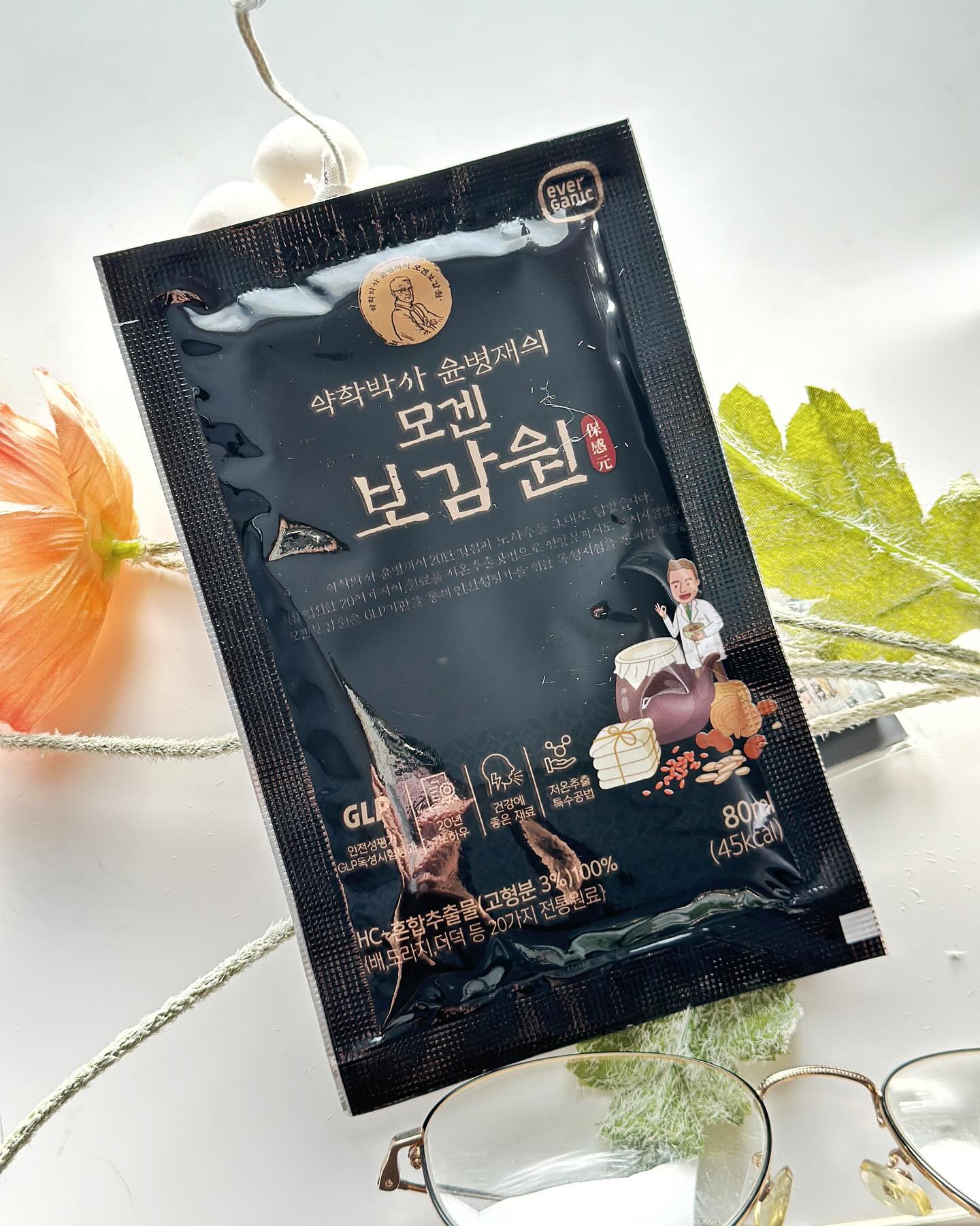 #협찬
일교차가 심하고 매일 날씨변화가 심할 때는 스스로 건강을 챙기는 수 밖에 없어요!  양약은 먹기 싫고 그래서 찾은 제품!!!

✅ 믿을 수 있는 원료
-엄선된 20여가지 전통원료를 사용
✅저온추출방식
저온추출방식으로 영양 손실을 최소화 하였고 8시간동안 달여 진한 액상차에요!!!
✅ 부가 첨가물 ❌❌❌
 - 설탕, 방부제,색소, 착향로를 사용하지않아 더 건강한 제품이에요
✅믿을 수있는 (주)에이치씨바이오텍
 - 20년노하우의 윤병재 약학박사가 직접 설계하고 특별 레시피를 사용하여 만든 제품으로 어르신들 선물에 매우좋은 건강식품‼️‼️

㊙️특히 저녁에 자기전에 따뜻하게 데워서 마시고자면 잠을 푸욱 잘수 있어요!!!

#에이치씨바이오텍, #에버가닉, #환절기감기, #액상차, #한방차, #모겐보감원, #건강식품, #어르신선물, #건강식, #간식, #약학박사, #윤병재, #약학박사윤병재, #명절선물세트