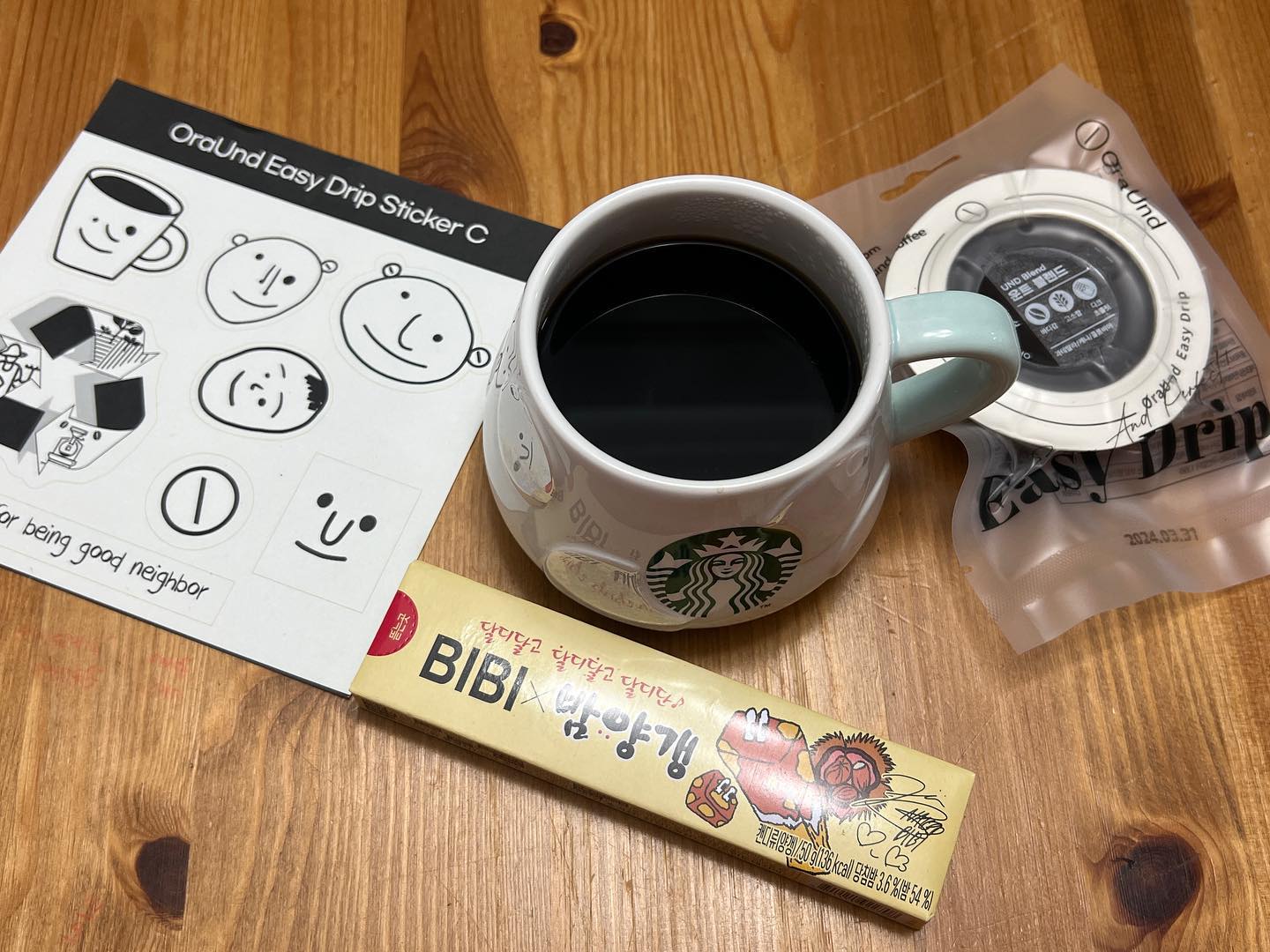 #광고
-
커피를 너무 좋아해서 원두에 민감한데 받자마자 포장을 뚫고나오는 원두의 진한향에 궁금했는데 맛도 일품이예요 🤭

포장도 진공포장으로 되어있어서 커피 신선도도 오래 유지되고, 원추형 필터 모양이 드리퍼랑 똑같이 생겨서 커피가 더 진하게 내려져요👍🏻

필터도 보기보다 크고 안정적이여서 사이즈가 큰 머그컵에도 떨어지지 않고 커피가 진하게 드립되서 양이 많게 대용량으로 마실 수 있어서 좋네요 💓

간편하게 가지고 다닐수도 있어서 캠핑갈때나 해외여행갈때도 간편하게 챙길 수 있어서 좋아서 집에서 뿐만 아니라 여행다닐때도 챙겨다녀야겠어요 😎

+ 같이 동봉되어있던 스티커로 폰꾸했는데 귀여워서 맘에드네요 🐣

셀프 드립커피 찾으시는 분들께 추천드리는 제품입니다~!🫶🏻
.
.
.
#캠핑커피 #커피선물 #홈카페 #오라운트카페 #진공포장 #커피맛집 #여행커피 #진공드립백 #취향커피 #답례품 #집들이선물 #맞팔해요 #맞팔댓글 #맞팔 #맞팔선팔 #인친 #좋아요 #좋아요반사 #좋반 #좋반댓 #일상 #소통 #기록 #f4f #맞팔러 #좋아요테러 #사진스타그램 #데일리