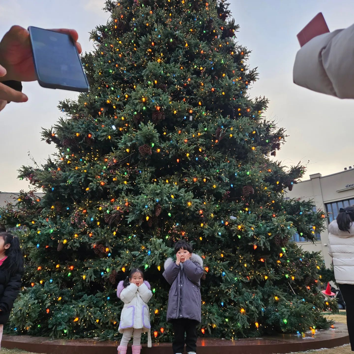 이번 크리스마스에는 이사하고 바로 였기에
집에 트리설치대신 이브날 트리구경하러🎄
의왕 타임빌라스가서 대형트리보고
판교현백가서도 트리보고ㅎㅎ
이번에는 트리 원없이 보고 왔네🫶
내년에는 집에도 트리 다시 하자~🤗
그나저나 이제 혼자 찍고 싶어도 꼭 한명씩 붙네🤣