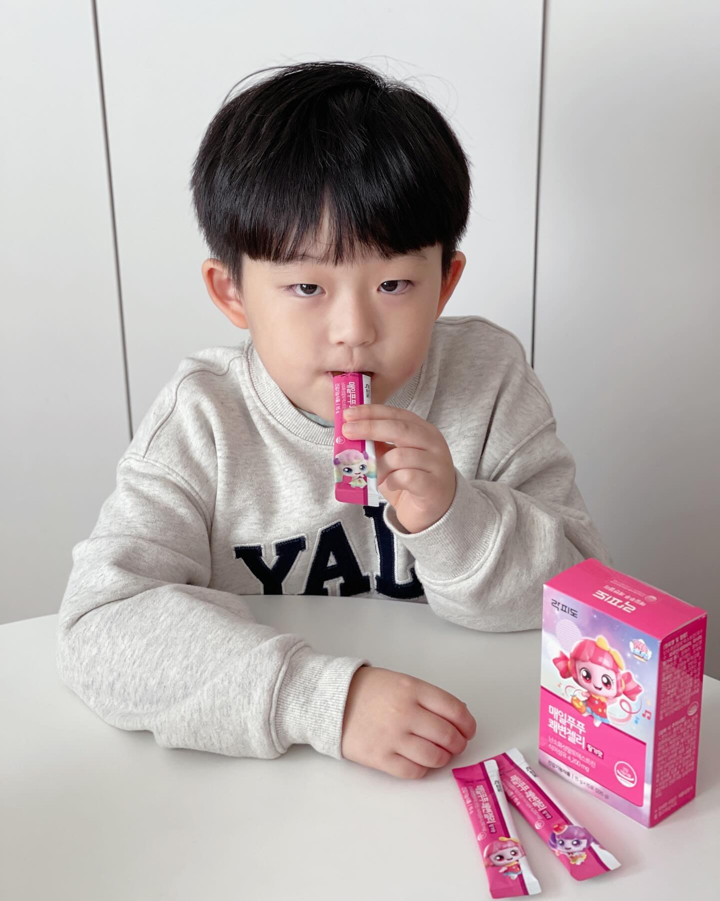 #협찬 

아이들이 정말 좋아하는 캐치티니핑 ✩
맛있는 식이섬유 쾌변젤리로 변신해서 우리집에 놀러왔어요.

한참동안 아이들이 아프고 입맛 없어서 밥을 잘 못먹다보니 자연스레 화장실 가는걸 힘들어하더라고요 ㅜㅜ 엄마 눈엔 아이들 얼굴 반쪽 ㅜㅜ

아이들이 맛있게 먹고 있는건 락피도의 매일푸푸 쾌변젤리에요. 먹기 좋은 젤리 형태에 딸기 맛이라 아이들이 정말 잘 먹고 있답니다.

식물유래 식이섬유 4,200mg 함유
딸기농축분말(부원료)로 만든 딸기맛
착색료, 합성항료, 중국산, 일본산 원료 배제!

지금은 상온에 두고 젤리처럼 먹고 있지만 더운 여름철엔 냉동실에 두고 아이스크림처럼 먹을 수도 있어요. 아이들이 더 좋아하는 캐치티니핑 쾌변젤리. 식이섬유로 부드럽게 배변활동도 원활하게 도움 받아보아요!

#쾌변젤리 #식이섬유젤리 #쾌변스타그램 #캐치티니핑젤리 #캔디핑젤리 #매일푸푸쾌변젤리 #락피도