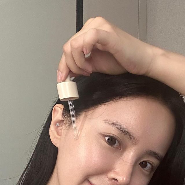 ✨ 𝕛𝕦𝕙𝕪𝕦𝕟✨ on Instagram: "#협찬 #hersteller #vegan #허스텔러 #비건뷰티 #원더베지 올리브영에서 만나볼수 있는 허스텔러 앰플이예용🌱 무려 24시간 동안 수분이 빠져나가지 않게 꽉