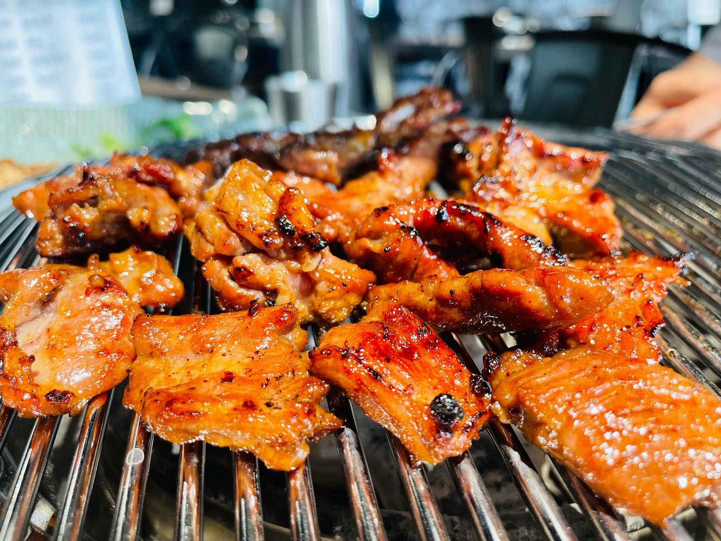 🐷파줏간 파주야당본점🐽
-시그니처 돈안창살!
-주문한 고기는 화로에서 숯불향 입혀 구워주심
-쟁반국수가 기본 서비스로 제공됨
-웨이팅이 있을 수 있으니 네이버 예약 이용 추천
.
.
😋돈안창살이 시그니처라 주문해 보았는데 양념도
너무 맛있고 고기 식감이 꼬독꼬독과 쫄깃쫄깃이 
합쳐진 듯해서 너무 맛있었어요ㅜㅜ 그리고 추가로 주문한
삼겹살도 두툼하니 숯불향까지  나서 꿀맛! 고기 주문시
약20분 전 쯤 추가 주문을 해야 끊김 없이 먹을 수 있으니
참고하셔요~ 그리고 고기 주문 시 커다란 쟁반 국수가
기본 무료로 나오니까 꼭꼭 고기랑 같이 드세요!!