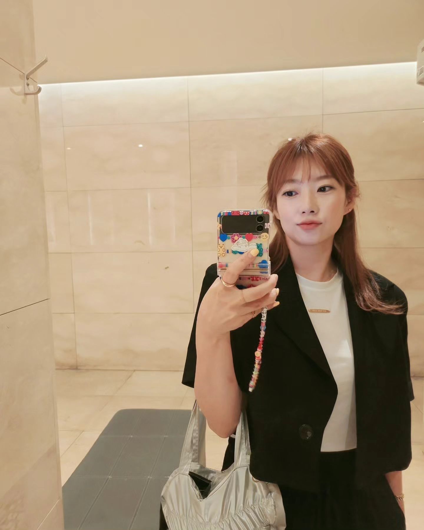 열심히 일하고,
열심히 공치고,
열심히 밥하고,
이제 추가로 또, 공부를해볼까ㅋㅋㅋ

문신템처럼 깔별로 들고다니는
럽힙백🤍🖤
사이트에서 구매가능해욧🙋‍♀️

#아이엠이디나 
#육아맘
#출근
#부산 #범일동
#워킹맘 #김해맘 #하트백 #럽힙백
#출근룩
