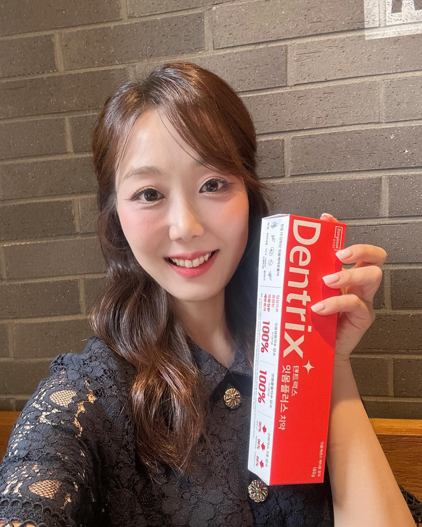 #제품제공 #덴트릭스

최근에 치과에서 스케일링 받은 뒤
잇몸이 약해졌다고 해서 넘 신경 쓰였는데요!!😱

어른이 되어도 치과가 무서운 건 어쩔 수 없더라고요
저만 그런 거 아니죵..??🥺

좋은 기회에 만나게 된 동국제약의
#덴트릭스잇몸플러스치약 #덴트릭스잇몸플러스가글

✔️단 2주 사용으로 좋아지는 잇몸&구취 케어 효과!!
✔️6가지 허브 성분으로 마지막까지 상쾌하게
✔️식약처에서 허가받은 7가지 효능효과까지
 - 잇몸질환 예방, 치주 질환 예방, 치주염 예방 등등

양치하면서 혹시 닿지 않을까 걱정되었던 부분은
가글로 마무리해서 좋고, 아침에 물먹기 전 
양치하기 귀찮을 때도 좋았어요‼️ㅎㅎ

잇몸 염증부터 구취제거까지 올인원으로 사용하고 싶으신 분들께
추천 추천!! 우리 관리해서 맛있는 음식 오래오래 먹자구용🤗

#동국제약 #덴트릭스 #덴트릭스잇몸플러스  #치약 #치약추천 #잇몸치약 #가글 #가글추천 dongkook_healthcare