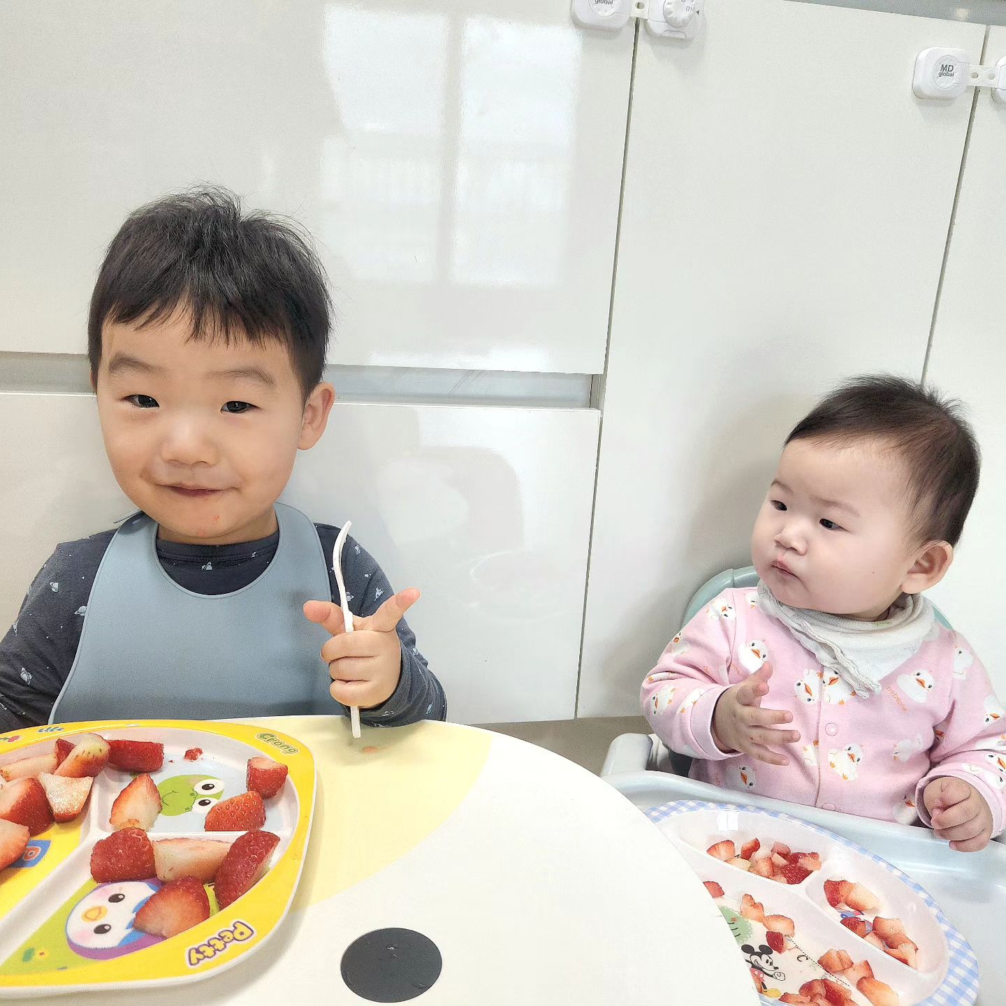 #주말일상

🧒🏻 + 845
👶🏻 + 306

일어나자마자 냉장고에서 딸기 꺼내서 
먹자고 외치는 아들내미ت

덕분에 은설이도 오빠랑 같이 딸기얌얌 🍓