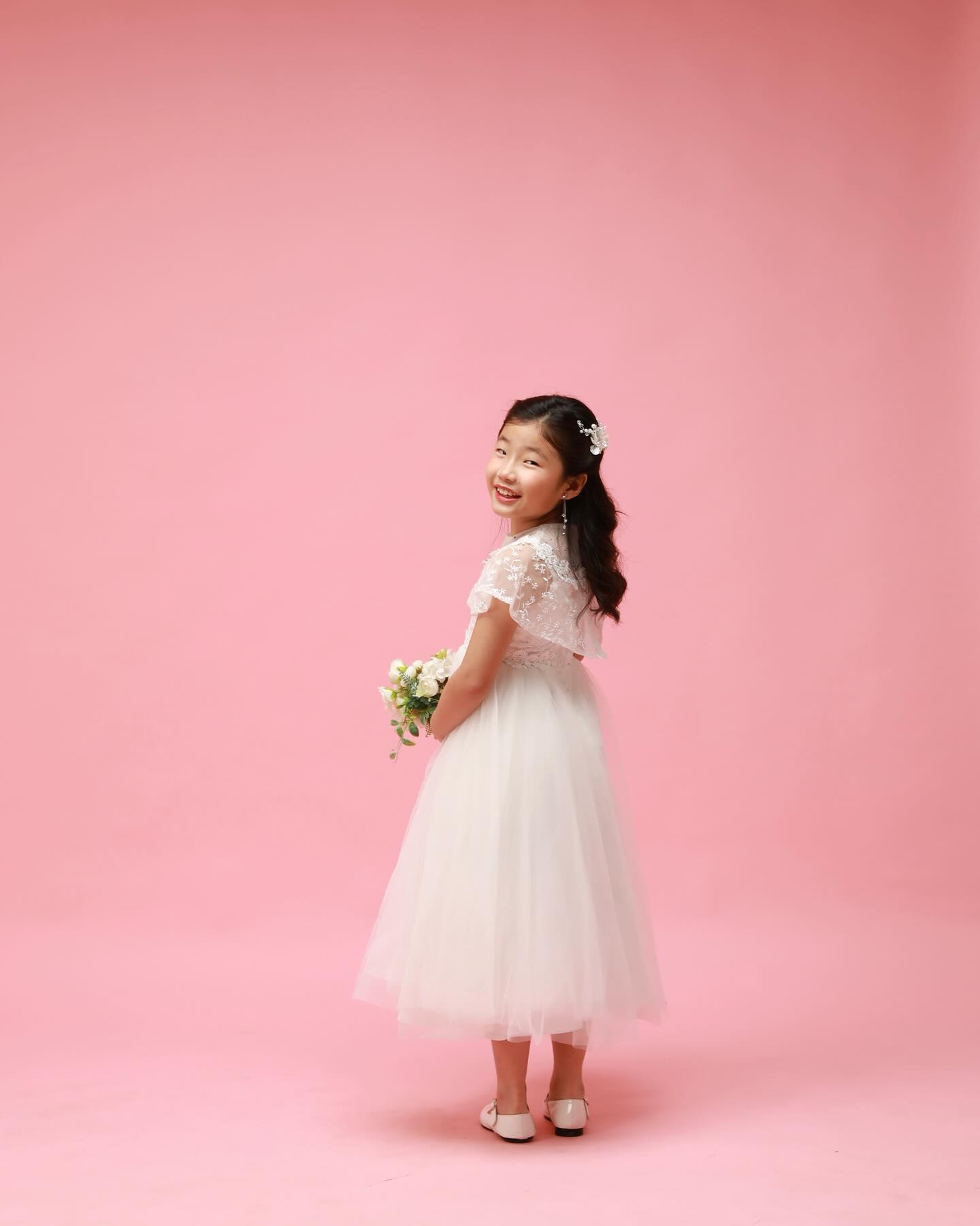 보정 전 원본사진들
지우 메이컵하는 뒷모습 보고 울컥하고 의젓하게 촬영하는 지민이 모습에 한번 더 울컥한 F애미..🤣🤣
#성장앨범 #남매촬영 #많이컸다정말 #예쁜내시키들