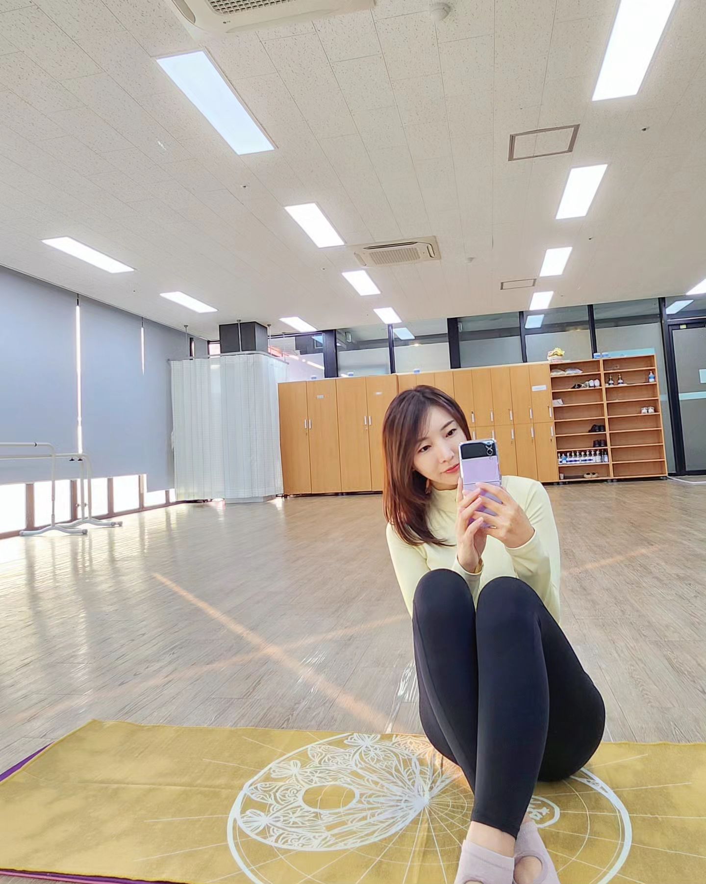 엘하🩷

어제 원장님께 선물🎁받은
#만두카요가타올 을 깔았는데
기분이 너무 좋은거에요😆

평소와 다른 디자인 때문인지
오늘따라 수업🧘‍♀️이 더 즐거웠답니다

물론 수강생분들은
더 힘들어하셨지만요😅

그리고 #콜드브루원액 이랑
#군고구마🍠 를 받았는데요

감사한만큼 더 좋은 수업으로
보답해드려야겠다
한번 더 느낀 시간이었답니다🙏

이번주는 좋아하는 사람들과
나누는 시간을 가져볼래요🍀

.
.
.

#만두카 #매트계의에르메스_라던데
#나눔 #행복 #기쁨 #최고야
#긍정의힘 #감사합니다🙏
#선순환구조 #매일이즐겁다😁😁😁

#요가강사 #필라테스강사 #프리랜서강사
#안성요가 #안성필라테스 #안성운동
#평택요가 #평택필라테스 #평택운동
#운동소통 #일상소통 #선팔맞팔
#소통해요 #맞팔해요 #운동해요
#workout #diet