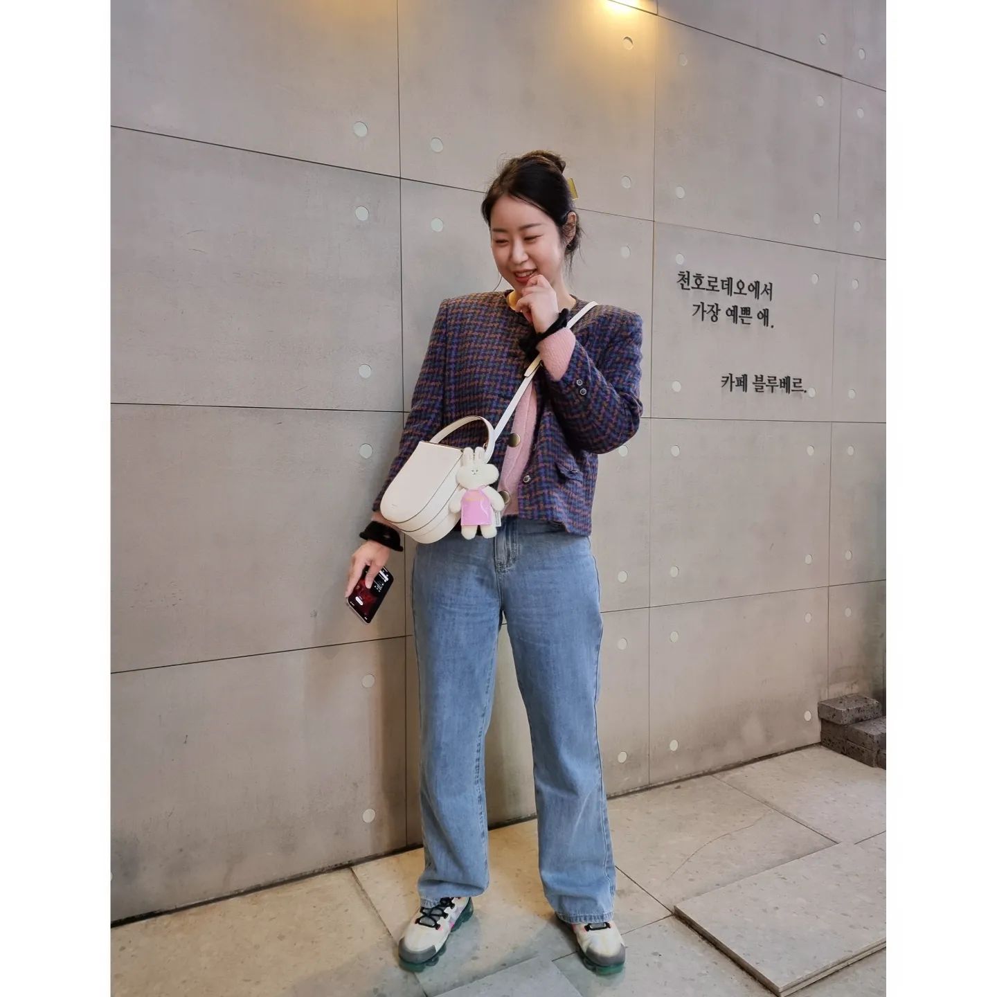 #협찬 조앤르콩트 토끼인형 키링 달고 천호로데오 나들이🫶

요즘유행하는 인형 키링 꼭 해봐야 하는 나
드뎌 달고 다닌다

조앤르콩트만의 귀엽고 재치있는 디자인덕에
밋밋한 가방이 살아나고 포인트 되는 키링인형🐰
어떤 옷에도 가방에도 넘 잘어울려서 패션템으로도 굿

앞치마를 벗길수도 있지만 앞치마 문구가 
내 자존감 절대지켯!

사회에 만연한 우울증과 자존감 상실 등 어두운 부분을 밝고 재미있는 캐릭터와 패션을 접목시켜 희망을 전달하는 브랜드라는 점이 셀링 포인트같다💕❣️
나를 위한 캐릭터인가?🤭

앞치마에 적힌 글귀는?
모두 행복하자😘

#조앤르콩트 #키링추천 #가방키링 #인형키링 #인형키링추천 #가방키링추천 #키링인형 #캐릭터키링 #토끼키링 #토끼인형키링 #키링 #요즘유행 #오오티디 #vintagefashion
#ootd #fashionblogger 

loved.joe