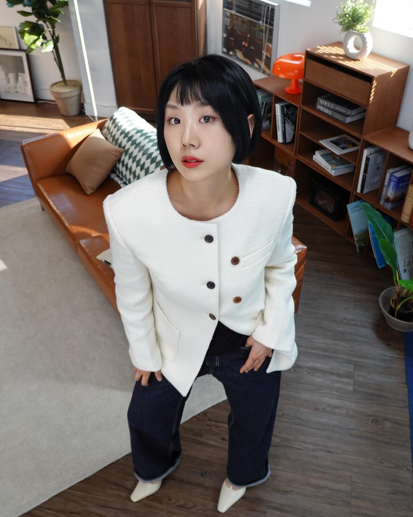 봄이 나랑 밀땅할 때 🌷 오픈해서 입어도, 버튼업해서 입어도 예쁜 #르하스 자켓으로 완성해본 봄 시크룩💁🏻‍♀️💕 (예쁘다~하셨던 그 재킷 맞습니다!😉)

칼라리스 디자인의 라운드넥 슬림핏 재킷으로, 더블버튼재킷인듯 연출된 쓰리버튼재킷 디테일에 단추 컬러까지 미묘하게 다른 것이 역시 디자이너브랜드 르하스(lhas_official )답다 싶더라구요!🥹

깔끔하게 자켓 본연의 라운드넥을 살려 코디해도, 이너로 셔츠를 함께입어 클래식한 느낌으로 연출해도 예쁜 테일러드재킷으로 봄코디 어때요~?⠀
⠀
⠀
⠀

#르하스 #쓰리버튼자켓 #여자자켓 #르하스자켓 #패션 #디자이너브랜드 #LHAS #fashion #springfashion #jacket