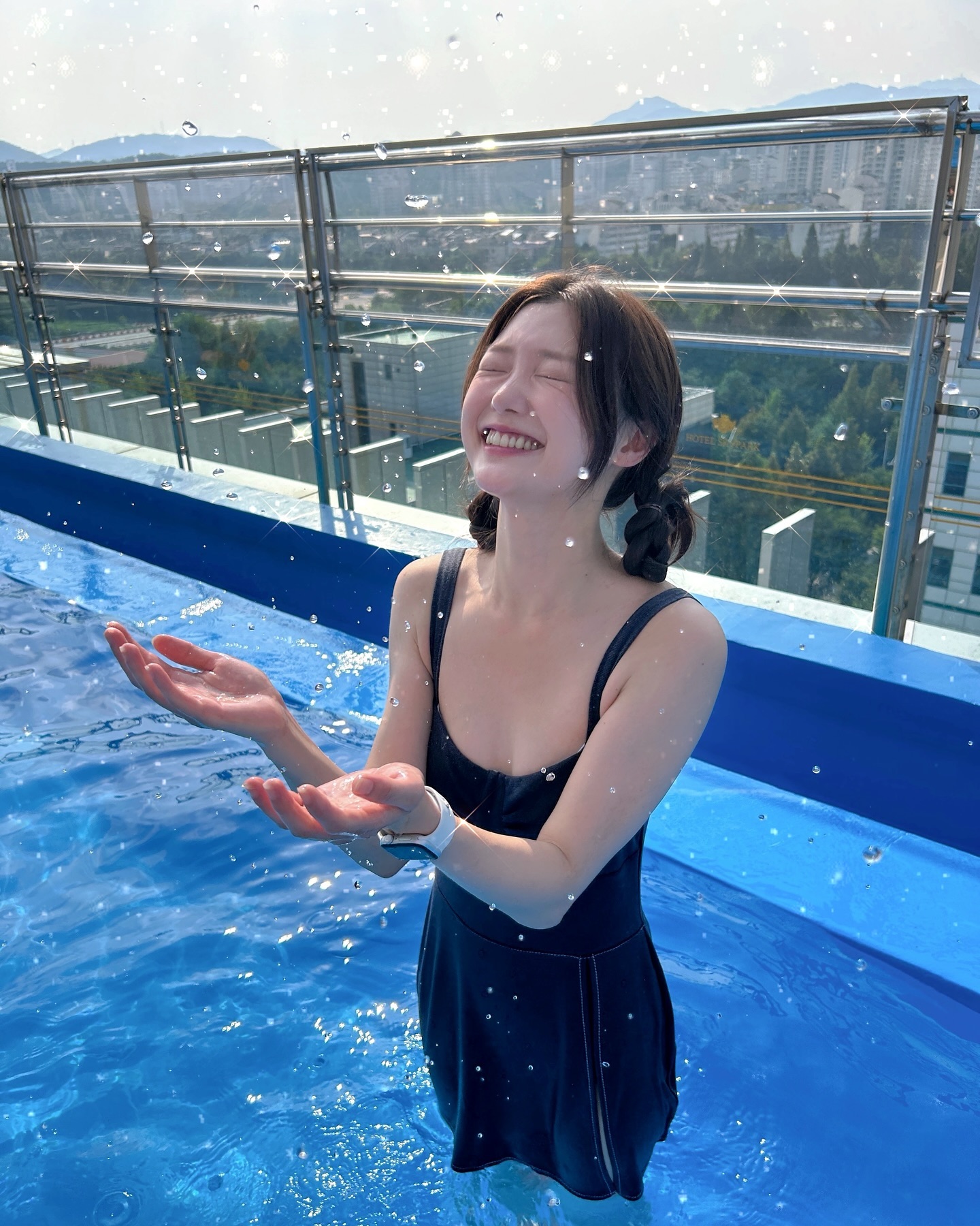 #협찬
이제 본격 휴가철!!!😎🏖️갑자기 물놀이 가게 됐을 때 수영복 급하게 사야해서 곤란했던 적 있는사람? 저염🙋🏻‍♀️
레이지비는 전제품 당일배송이라서 여유롭게 제일 예쁘고 맘에 드는걸로 고르면 다음날 도착한다는 사쉴..!
저는 자외선 차단은 잘 되면 좋겠는데 기존의 래쉬가드보단 페미닌하고 예쁜 스윔웨어를 찾고 있었는데, 요 집업원피스 너무 완벽하지 않나요…💜 평소에도 에어컨 바람 막거나 창가에서 햇살 강하게 들어올 때 입고있어요😂
데님 원피스랑 티셔츠, 숏레깅스도 일상복으로 입어도 손색 없는 트렌디한 디자인 이랍니다👙🩱
지금 1+1 행사 진행중이라고 하니, 물놀이 계획 있으신 분들은 한번 췌키라웃 해보세요🌊
#레이지비 #lazybee #래쉬가드 #레쉬가드 #래시가드 #비치웨어 #스윔웨어