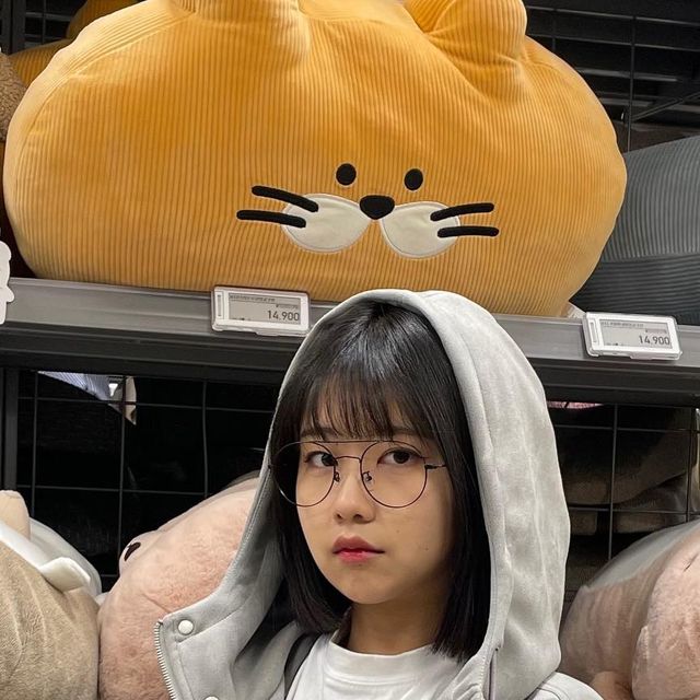 미란 | Ranny on Instagram: "#광고 힙하지만 귀여운 자켓이 있다?! 추운 날 힙하게 입을 자켓이 필요하면 스탠다드에러 [후드 스트링 스웨이드 자켓]을 추천해🙋🏻‍♀️ 투웨이 지퍼와