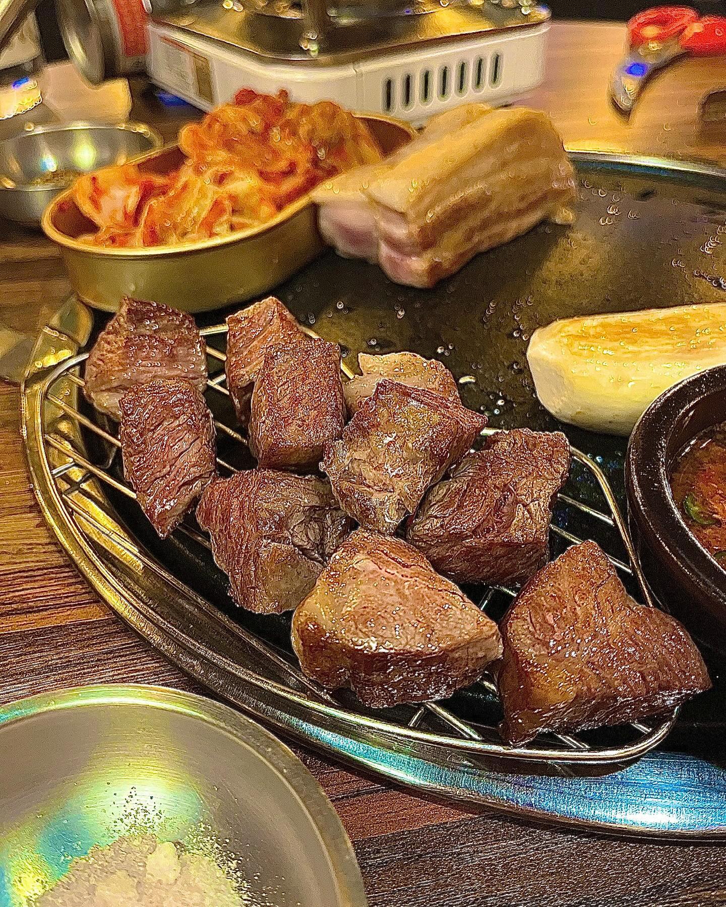#협찬 #이베리코민족은평점

은평구 구산역에 위치한 이베리코 찐맛집 이베리코민족은평점🐷

이베리코는 스페인의 지역이름인데, 넓은 들판에 흑돼지를 방목하며 도토리와 올리브를 먹이로 하며 자란 돼지를 뜻해요. 방목하며 도토리를 먹으며 자라는 기간을 기준으로 등급을 정하는데 가장 최고 등급 베요타를 맛보러 다녀왔어요

고기 나오기 전에 샤브샤브 전골이 나오는데 이게 서비스라니>< 다른 고깃집에서는 보통 된장찌개가 나오는데 차돌박이와 다양한 채소가 들어간 샤브샤브가 나오니 색달라 좋았어요. 이 외에도 명이나물, 파김치, 백김치, 상추겉절이, 고구마범벅 각종 소스와 밑반찬이 푸짐하게 나오니 먹는 재미가 쏠쏠꒰⍢꒱ ༘*

주문한 메뉴는 특수부위인 플루마와 드라이에이징숙성삼겹살, 명란비빔밥

플루마는 등심과 목살 사이 부위인데 언뜻봐도 마블링이 미쳐따!! 먹어보니 육즙 팡팡ꯁ.̮ꯁ 돼지고기에서 이런 맛이 나다니 소고기처럼 굉장히 부드러운데 소금에 찍어먹는게 제일 맛있다
삼겹살은 보통 드라이에이징을 15일 전후로 짧게 숙성을 하는데 이베리코민족은 77일 숙성한다고 해요. 이건 한정 메뉴라 무조건 시켜봤는데 갈젓소스에 풍덩 담가 먹어도 맛있고 백김치에 싸먹으면 더 맛있다
명란비빔밥도 풍미 대박 존맛탱💖💖 꼭 시켜서 드세용 

직원분께서 먹기 좋게 처음부터 끝까지 구워주셔서 편안하고 맛있게 즐길수 있어서 더 좋은
하이퀄리티 이베리코 고기 맛보러 꼭 방문해보세요🫶🏻

▫️ 서울 은평구 서오릉로 128, 1층 이베리코 민족 은평점
▫️ 16:00 ~ 00:00

플루마(160g) 19.0
드라이에이징숙성삼겹살(180g) 20.0
명란비빔밥 6.0

#이베리코민족#은평구맛집#구산역맛집#역촌역맛집#응암역맛집#연신내맛집#콜키지프리#먹스타그램#먹팔#포블로그