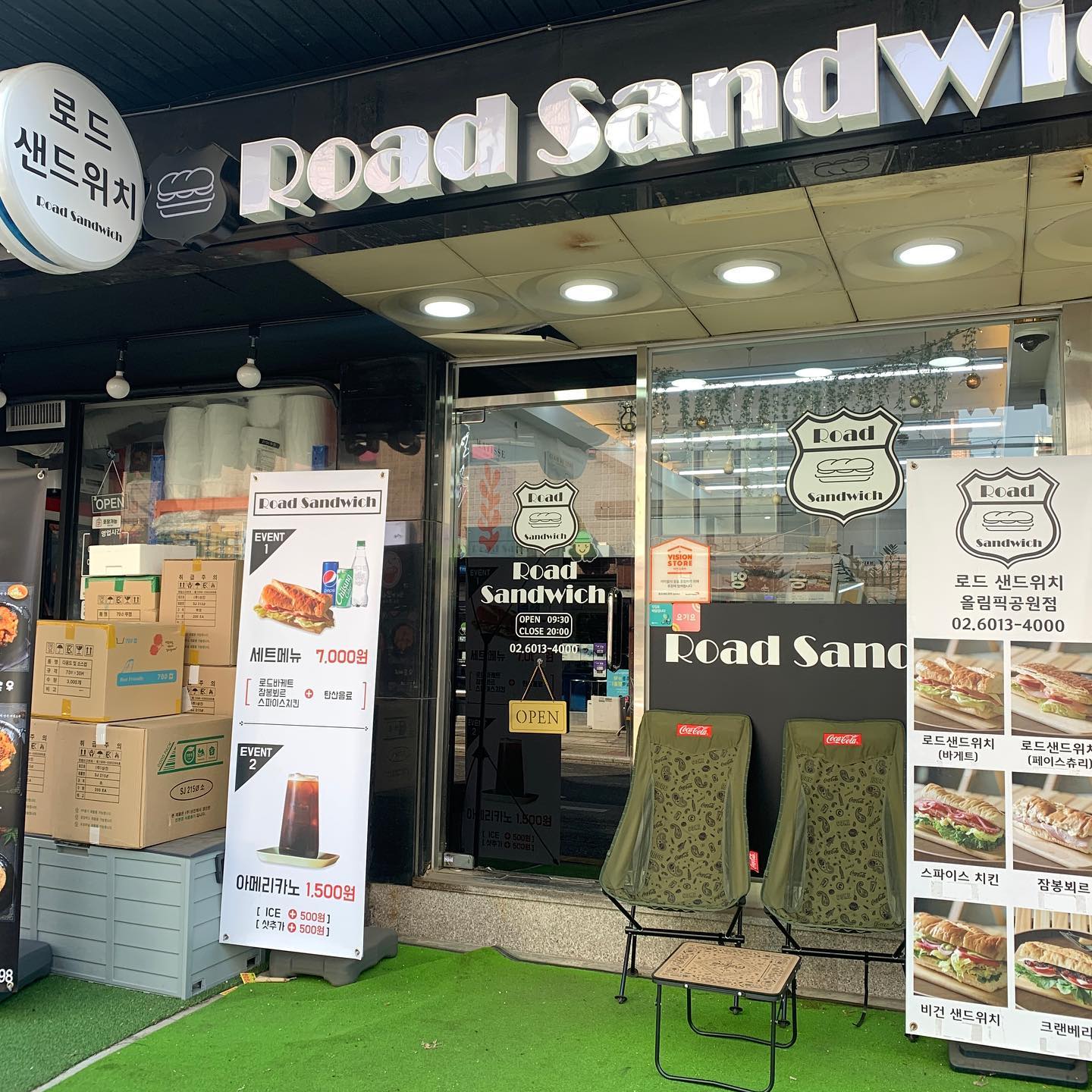  “주말에 로드샌드위치에 가서 일반 잠봉봐르랑 먹물 트러플 잠봉죄를, 딸기라떼, 커피☕️까지 먹어봤는데 먹물 트러플 잠봉죄르라는 샌드위치 완전 내스타일🙈💕 트러플 향이 버터에 의해 중화되면서 강하게 퍼지는게 아닌 은은하게 퍼지고 버터의 느끼함을…”