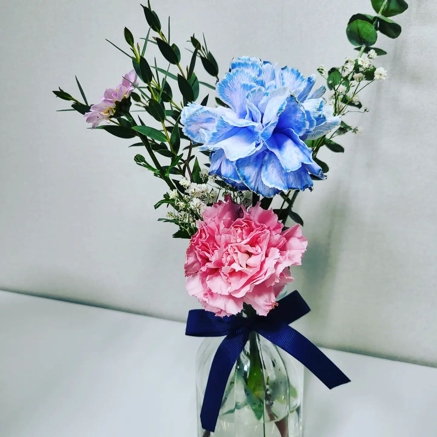 #카네이션 

식탁 한켠에 화사함을 책임지고 있는 꽃 

#월간구독 
#꽃배달