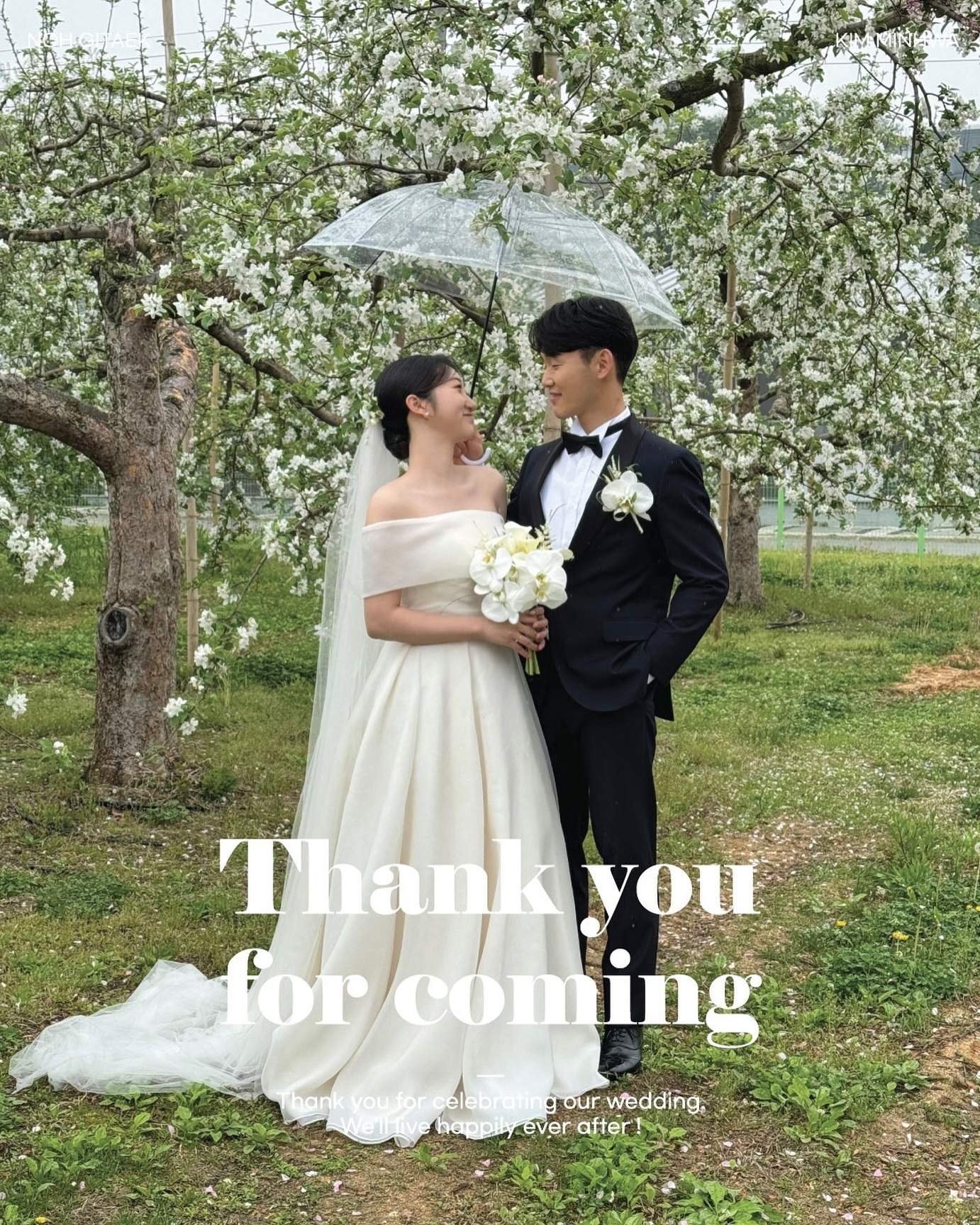 신랑 노기택 🤵🏻👰🏻‍♀️ 신부 김민화 인사 올립니다.

저희의 결혼을 축하해주신 분들께
다시 한 번 감사 인사 올립니다.
직접 찾아뵙고 인사드리지 못해 죄송한 마음이지만,
이렇게나마 감사 인사를 드립니다.

엊그제, 오늘은 비가 안 오는데 
딱! 어제만 하루 비가 왔네요 😅
속상한 마음은 어쩔 수 없었지만 
정말 많은 분들께서 함께 걱정해주시고 염려해주신 덕분에
많은 응원 속에 잘 마무리 할 수 있었습니다.
준비가 미흡했던 부분이 더 많은 결혼식이었지만 
오히려 함께 즐겨주셔서 정말 감사했습니다.

비가 오는 날씨에도 자리를 빛내주신 하객분들이
혹여 추워서 감기에 걸리진 않으셨을까 염려됩니다. 
하지만 전례없는 결혼식이 된 것 같아 
기쁜 마음으로 결혼생활을 할 수 있을 것 같습니다.

결혼식을 위해 함께 준비해주신 분들께도 감사인사 올립니다. 
결혼은 사랑하는 사람을 더 사랑하기 위해 한다는 말을 
마음 깊이 새기며 서로를 더 사랑하기 위해 노력하며 살겠습니다.

감사하다는 말 이외에 말은 잘 떠오르지 않는 것 같습니다.
정말 감사드립니다.