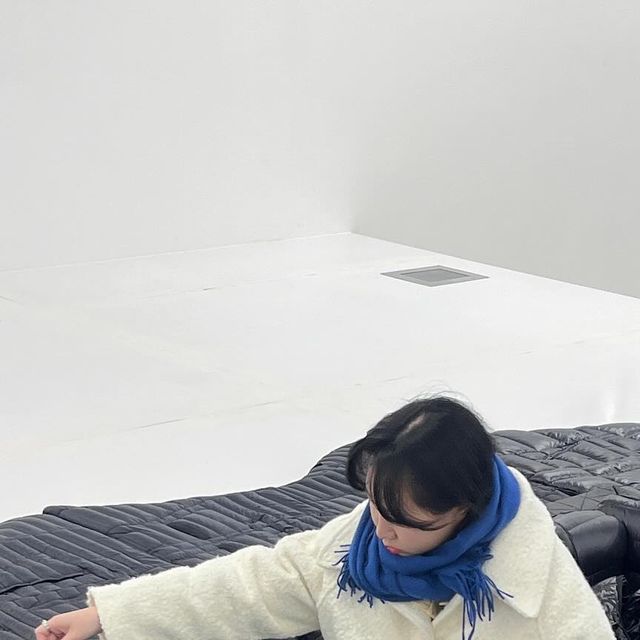  🇰🇷ㅤ  ㅤ     ㅤ ㅤ    ㅤ  ㅤ   ㅤ智洙 on Instagram: "#광고
“엘르 데코” 코리아의 국내 “첫” 디자인 전시 !! 
《데코• 데코 Decor • Decor: 리빙룸 아케이드》 에 다녀왔어요 🧺 ꔛ 🧦♡ 🛏”

우리가 머물고 살아가는(Live) 장소, 살아있는(Live) 사물들의 방이며 라이브(Live)쇼가 펼쳐지는 무대 리빙룸(Living room)

’꾸밈의 대상이 아닌 공동체의 정서와 문화를 반영한 세계, 공간을 통해 개인의 표현 바식을 드러내고 생활과 삶의 일부를 비추는 “데코레이션(decoration)을 바라본다.‘

작가님들은 일상생활 속에 보이는 모든 것들을 작품으로 만들고, 디자인으로 승화시키는게 너무 대단했어요. 모든 작가님들께 영감받아온 전시랍니댜,, 라운지에서 만난 엘르데코북에는 이번 전시에 참여하신 작가님들의 작품에 대한 이야기들이 나와있어요. 작품이 아닌 글로 만나니 작가님들의 생각을 알 수 있었답니다. 모두에게 머물고 있는 리빙룸은 각각 다른의미를 가지고 있어요. 비밀을 좋아하는 사람의 방, 자연을, 상상을 그리고 오래된 것을 좋아하는 등등.. 여러분에게 리빙룸은 어떤 의미인가요? 🪞ꕀ﹆🪺 °🗝️ˊˎ -

･ 장소 : 일민미술관 (서울 종로구 세종대로 152)
･ 기간 : 2023.11.25.-2023.12.31
･ 시간 : 화-일 11:00-19:00 (입장마감 18:30, 월요일 휴무)
･ 티켓 예매 : @elledecorkorea 프로필 링크
･ 1층 리셉션 데스크에서 엽서 4종 무료 증정 중
･ 1층 굿즈샵 ‘전산시스템’의 ‘작은 수납함 시리즈‘는 110개 에디션이며 컬러별 수량이 오직 1개로 이번 엘르데코 전시에서만 만날 수 있는 한정판 굿즈입니다.
･ 리뷰이벤트 : 인스타그램 피드 or 네이버 예약 후기 남겨주시면 마그넷 오프너 선물 증정 (재고 소진시 조기 종료될 수 있습니다.)

 #엘르데코 #엘르데코전시 #데코데코 #리빙룸아케이드 #일민미술관 #12월전시 #12월전시추천"