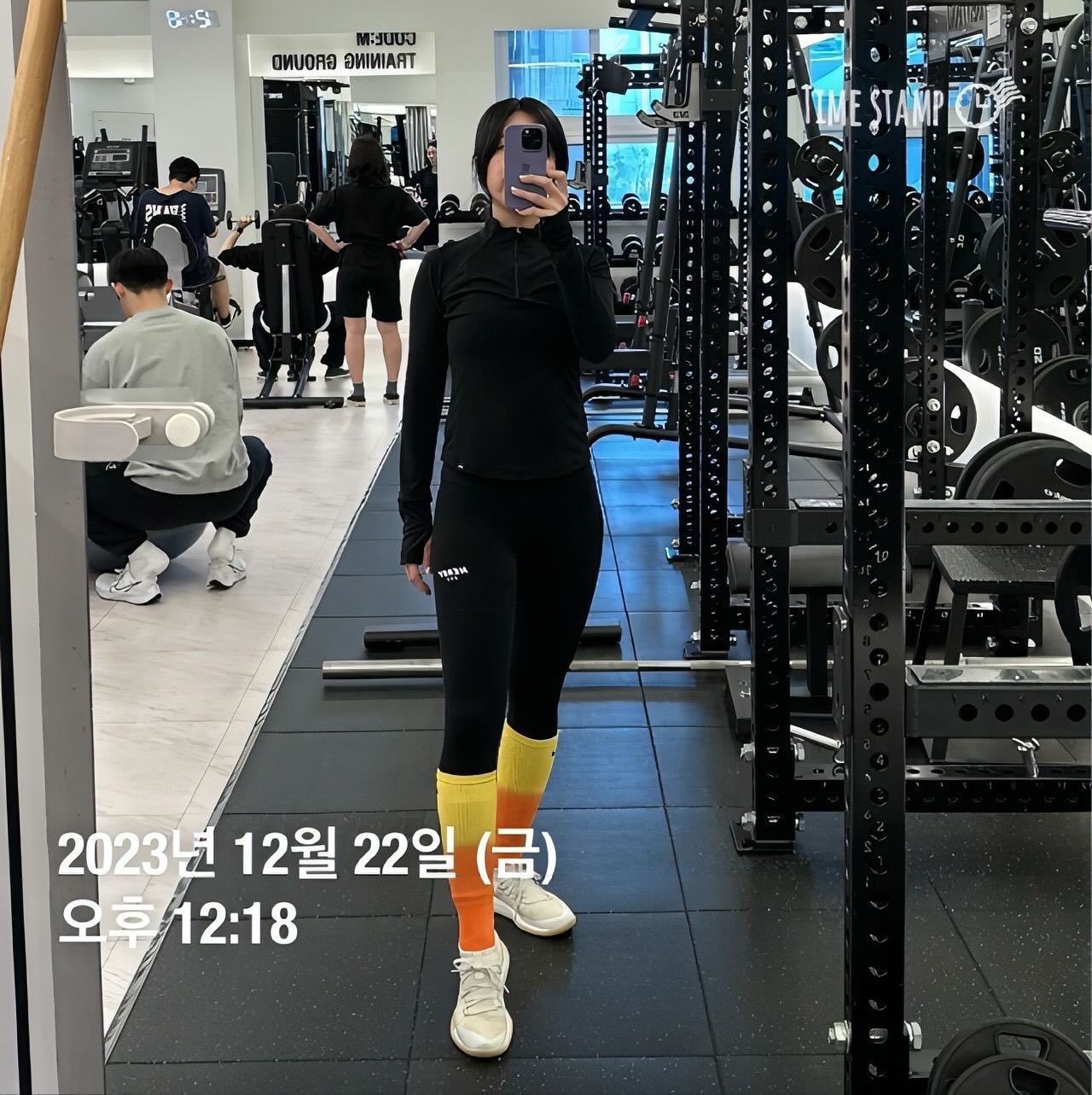 #오운완

와 얼마만의 운동 기록인지 모르겠어요! 😭
안하다가 하려니 인스타그램도 낯선 느낌 :)😌
.
피드 업로드 슬슬 돌려볼게요! 🔥🔥2주 딱 운동 제대로 못했더니 근육이 다 빠져버린 느낌이에요.. (사람들이 허벅지살 빠졌다고 하시던데..근육이 빠진겁니다🥲🥹)
.
한해가 저물어가지만 올해 무척 멋졌고 내년엔 더 즐거운 일이 가득해질 것만 같아서 기대됩니다.👍🤭
.
여러분의 올해는 어떠셨나요?☺️
.