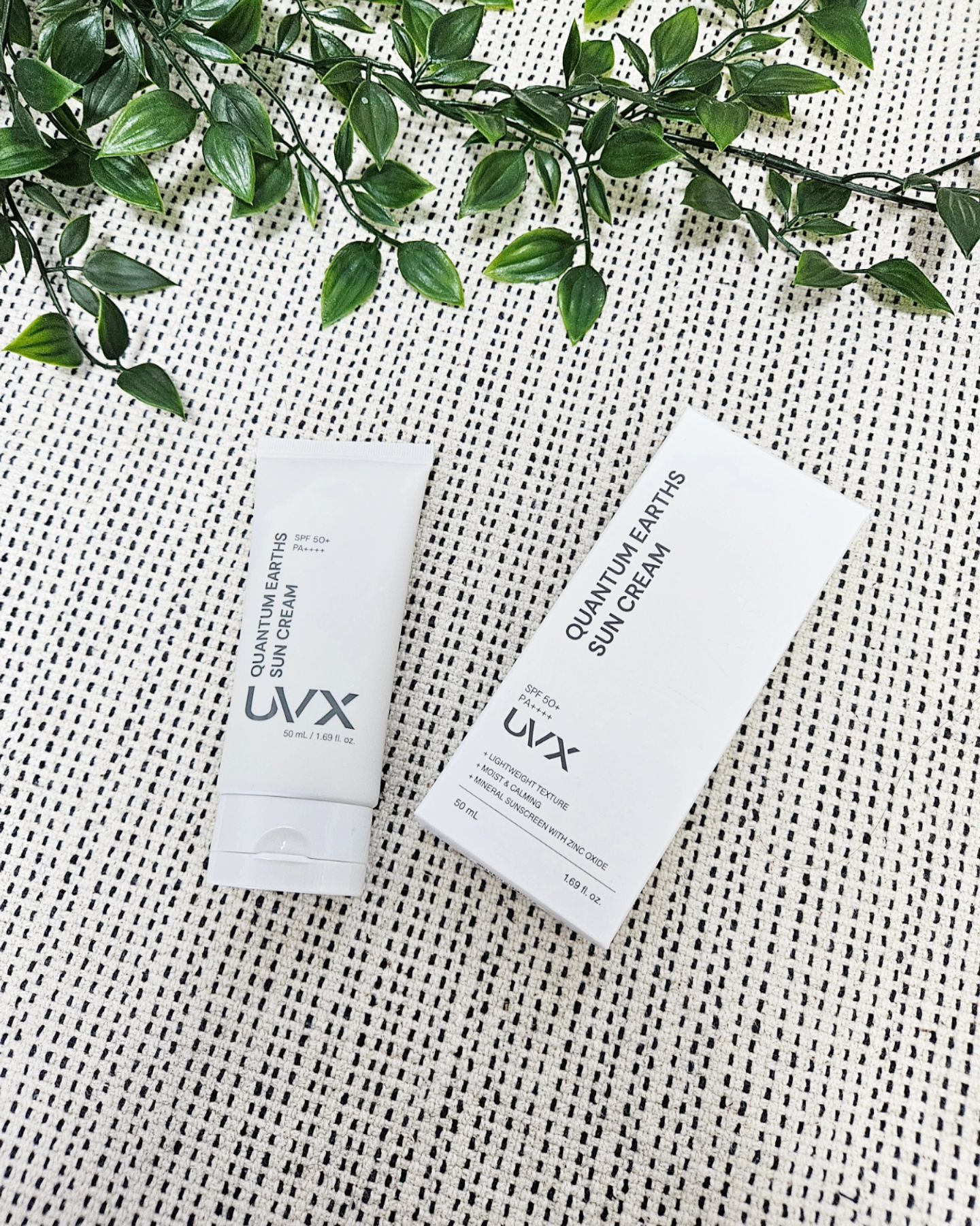 #협찬 uvx_suncare 
SPF50+, PA++++ #어스무기자차선크림 #UVX 
건조하고 트러블이 잦은 민감한 피부를 위한 
식물 유래 성분 100% 순한 무기자차 선크림!
징크옥사이드가 UVA, UVB를 동시에 반사시켜 
강력한 자외선 차단은 물론 
발효 시카, 편백 성분 함유로 피부 진정까지~
수분 크림처럼 발림이 좋고
들뜸이나 답답함 없이 촉촉! 산뜻해서 매일 꼭 챙기게 되는 선크림!! 

#여행 #홍조 #백탁없는선크림 #진정선크림 #신상품나왔을땐 #무기자차선크림 #08L #패션 #맛집 #주름개선 #미백 #무기자차 #뷰티 #일상 #선크림 #선크림추천 #무기자차선로션 #뷰티인스타 #뷰티스타그램 #코덕 #뷰덕 #뷰티꿀템 #뷰티템