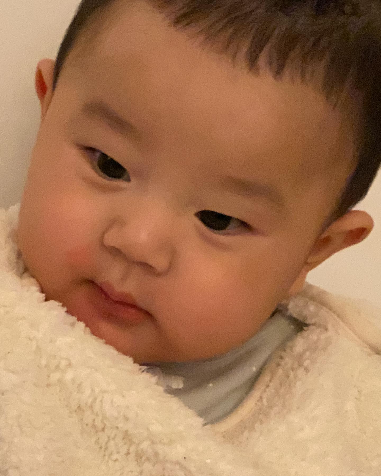 옆으로 넘기시오.

#생후220일 

배밀이를 하지않고 기어다니는 요즘. 
한눈을 팔 수가 없어졌다. 

이유식도 오늘은 오전,오후 한그릇씩 뚝딱!

하루하루가 다르게 커간다😭

빨리 컸으면 하다가도 순간순간이 아쉽고 소중해서 천천히 컸으면 좋겠다고 생각했다가 하루에도 수십번 내마음이 오락가락한다. 

#다몽is무찬
#7개월 #7개월아기 #흑호랑이띠아기
#육아일기🍼