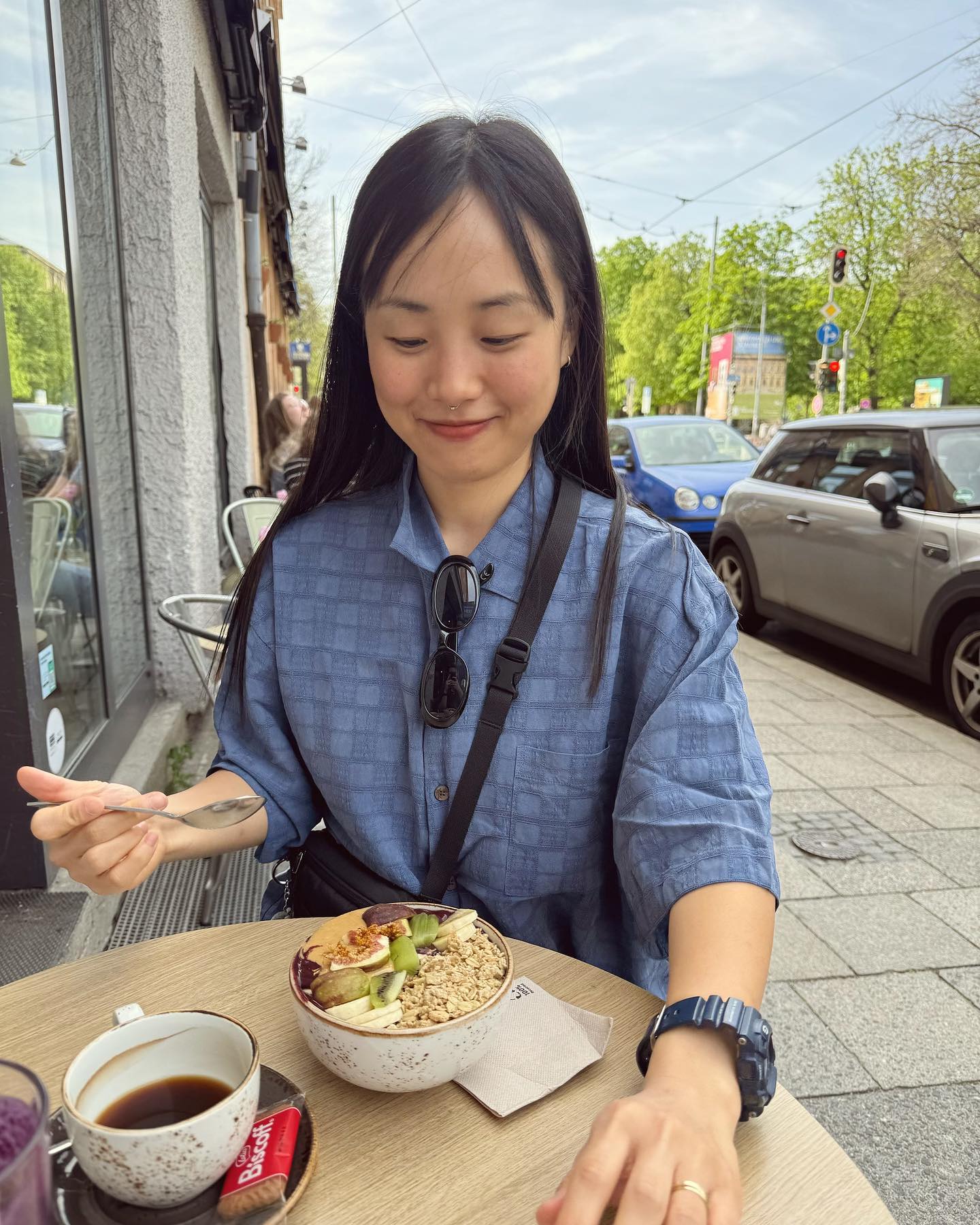 내 생일? 좋았고 생일밥?은 아사이볼이었어. 여기 날씨? 꽤 자주 좋고 바람이 은근 많이 불어. 꽃 사진이 많은 거? 현재 한국인들과 동일한 이유고 화분이 미세먼지 뺨쳐. 도심 한 가운데에서 서핑하는 거? 또 보러갔고 또 열광했어. 독일 온 지? 어느새 2주 됐는데 적응? 전혀 안 된 듯 ~
