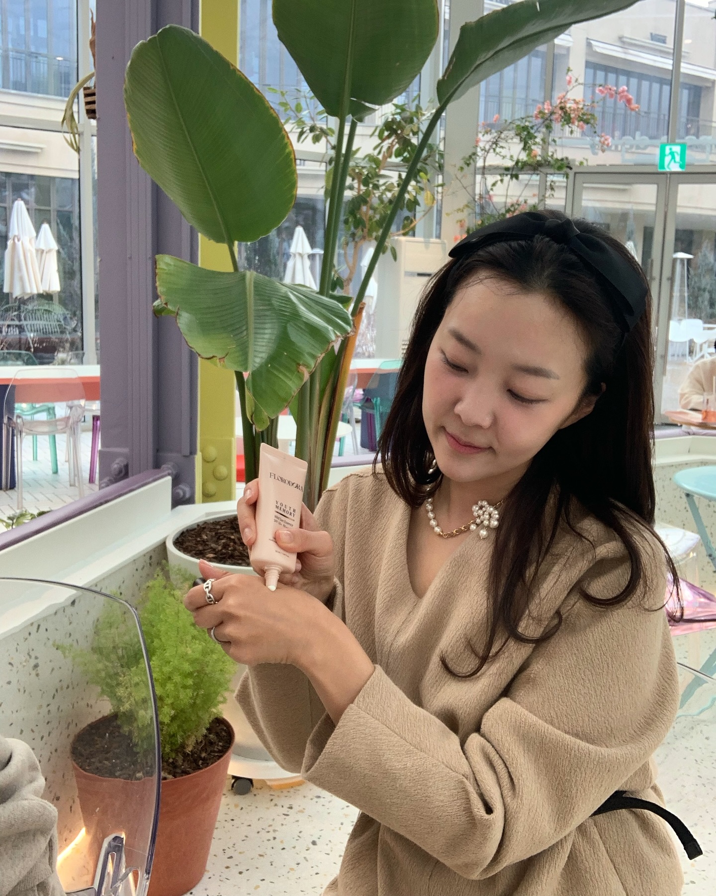 #ad 40대 진입 첫, 스킨케어 루틴 🤎
florodora_official 의 유스메모리 라인이에요 !

젤 투 폼 으로 꼼꼼하지만 촉촉하세 세안 후,
퍼밍에센스로 첫 스킨케어 해주니 촉촉함이 오래갘ㅅ어요.
프라임 앰플로 더 쫀쫀하게 피부룰 감싸주니 🫶🏻
마지막으로 리페어크림으로 스킨케어 마무리 후,
마일드 선 에센스만 바르고 외출하는 요즘이에요..🩶

피부가 유난히 푸석했는데
클렌징부터 기초 그리고 선에센스까지 바꾸니 
요즘 피부 좋아졌다는 소리도 많이 들었어요🩶

믿기지 않지만 40대 진입 ,,, 우리 조금 더 젊어져바요 ✨