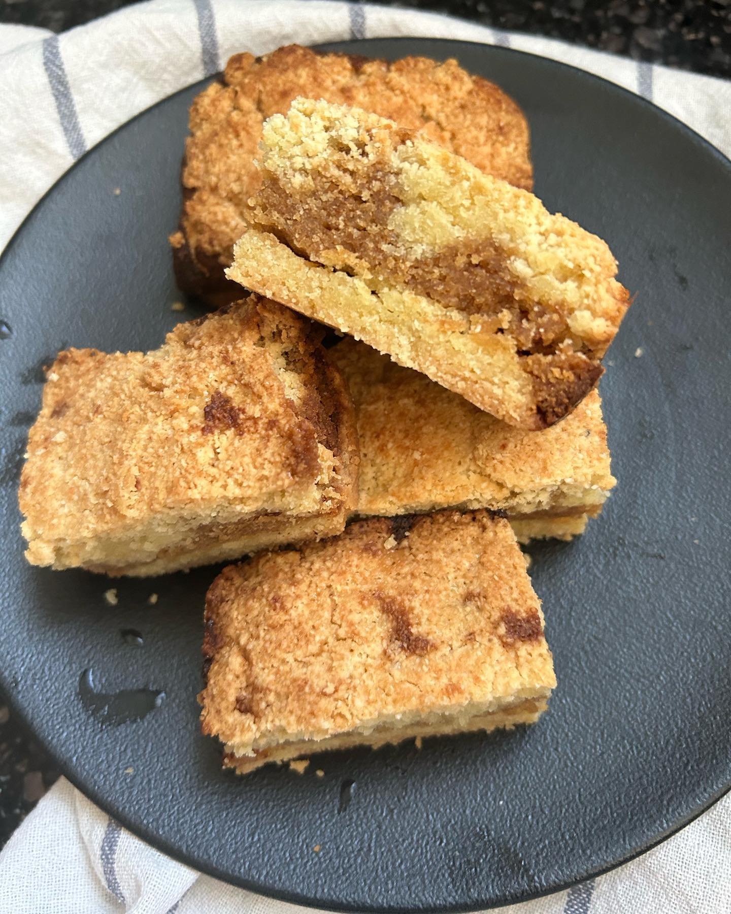 피넛버터 버터바 🥜🥜 [노밀가루+저탄수 +키토]
냠냠

#피넛버터 #버터바 #다이어트 #키토식단 #다이어트식단 #유지어터 #유지어트식단 #팔로우 #좋아요반사 #좋반 #맞팔 #17 #ffff #likesforlike #ketodiet #butterbar #peanutbutterpowder #recipes #healthyfood