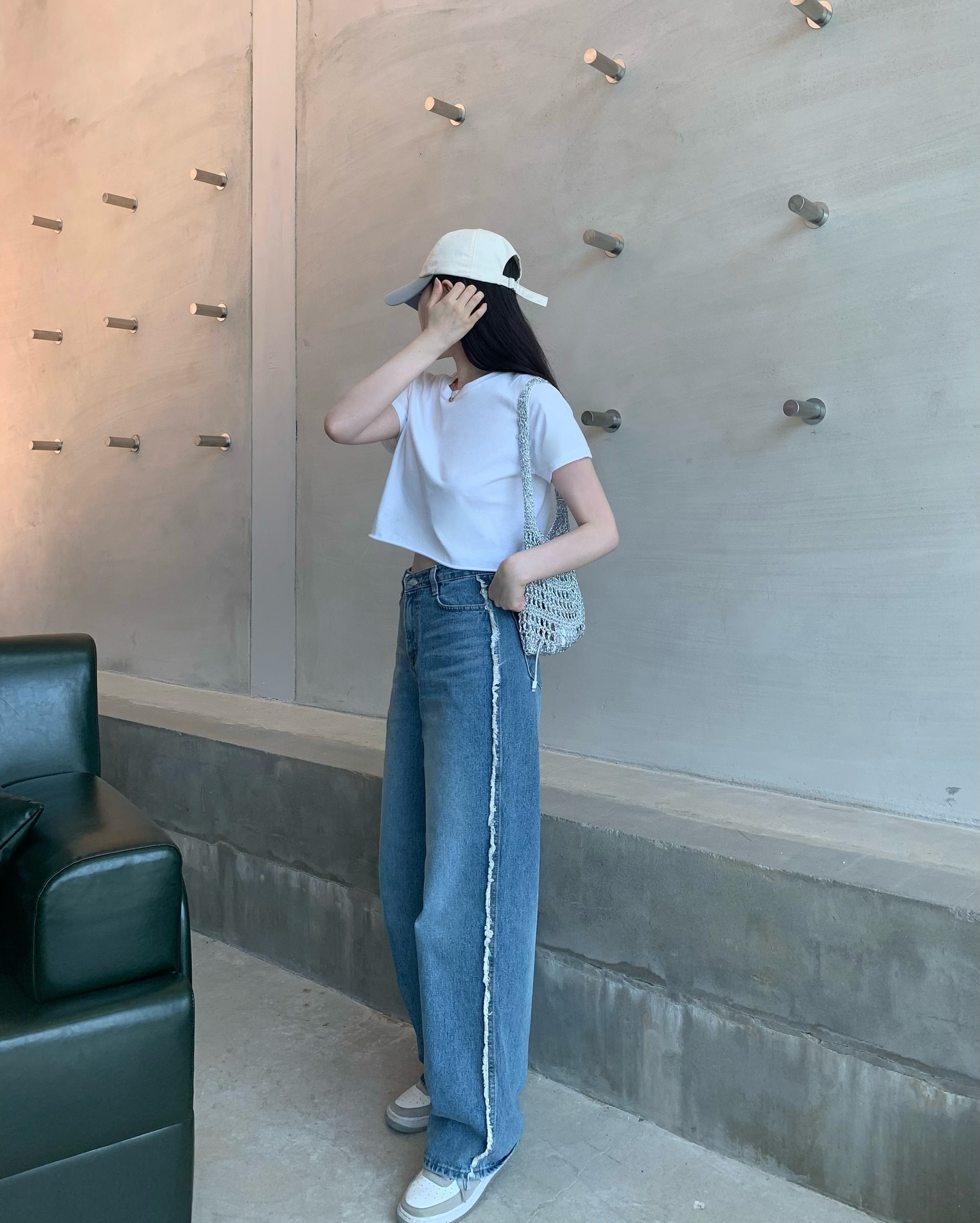 남자친구가 붙여준 바지 이름 .. #멋쟁이바지 ㅋㅋ
제 생각보다도 더 반응이 좋은 멋바예요 ?? 👖❤️
낼 오전 10시 오픈입니다 !! 봄/여름/가을용으로 나온 데님이라 저 역시 ,, 한파주의보 전까진,, 닳도록 주구장창 입을 예정 🔥