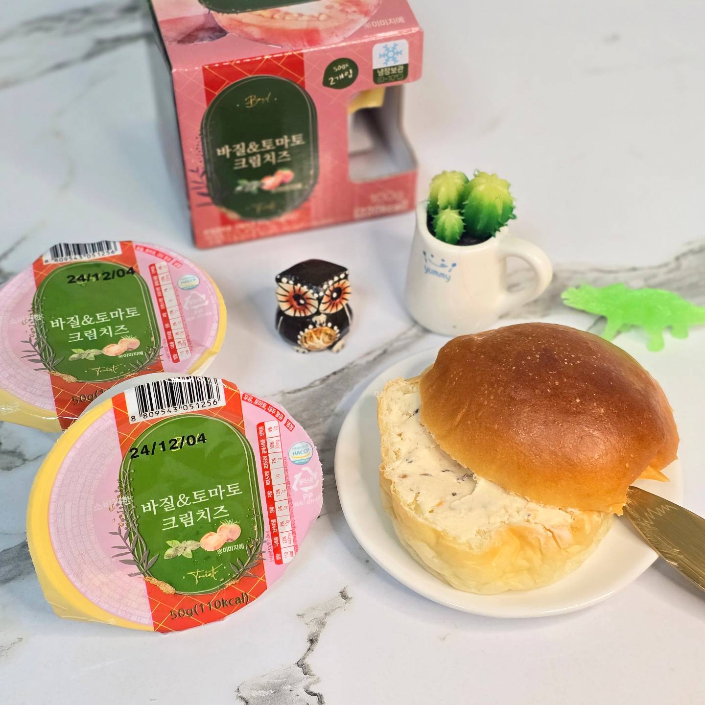 #협찬 #치즈앤푸드 
빵 먹을때 간편하게 슥슥-발라 먹을 수 있는 #바질토마토크림치즈 🌿🍅

크림치즈 속 상큼한 토마토와 바질향이 기분좋아♡

모닝빵과도 맛있지만 베이글과 함께 먹으면 매우 잘 어울릴거같아요!
조만간 카나페 만들어 와인과  함께 해봐야겠어요

50g씩 소분되어있어 하나씩 꺼내먹기좋은 
치즈앤푸드 바질&토마토 크림치즈는 
대형마트 및 편의점, 온라인몰 등에서 만나볼 수 있답니다🌱

.

#바질토마토 #바질토마토베이글 #바질토마토크림치즈베이글 #바질토마토치즈 #바질토마토치즈카나페 #바질토마토치즈베이글 #유명카페메뉴 #카나페 #바질토마토카나페 #바질토마토크림치즈카나페 #파티음식 #파티푸드 #홈파티 #홈파티음식 #핑거푸드 #크림치즈 #크림치즈추천 #크림치즈신상 #신상크림치즈 #토마토바질 #토마토바질크림치즈 #토마토바질크림치즈베이글 #토마토바질크림치즈카나페 #브라이덜샤워